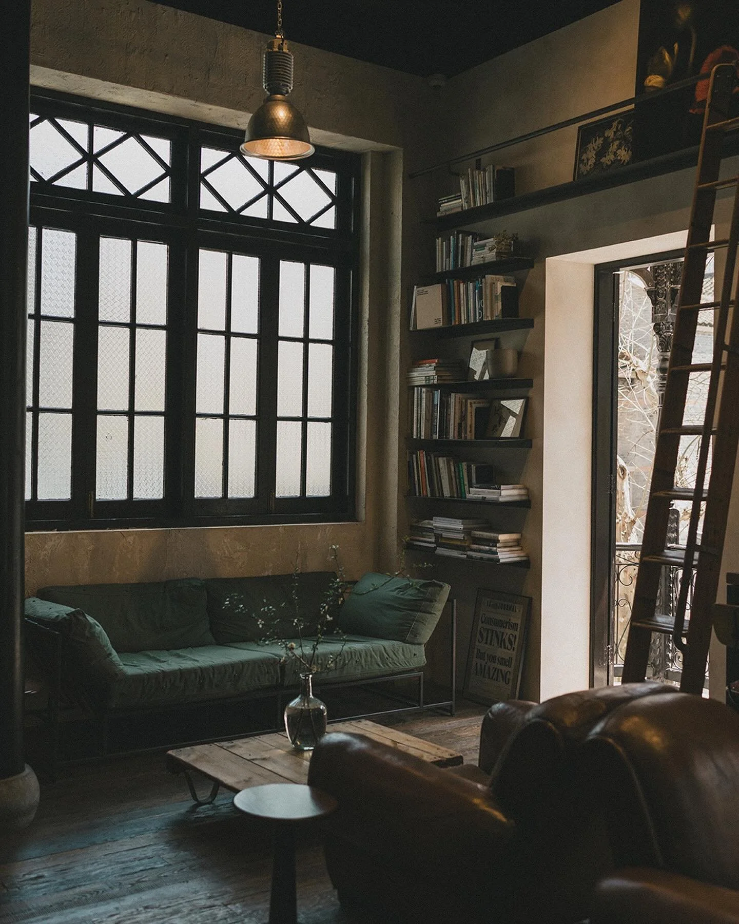 Interior design is such an art form. I absolutely love it 🥰 Growing up, I remember being obsessed with playing sims and even though our furniture choices were limited (in the older versions of the game), there was something liberating and mesmerisin