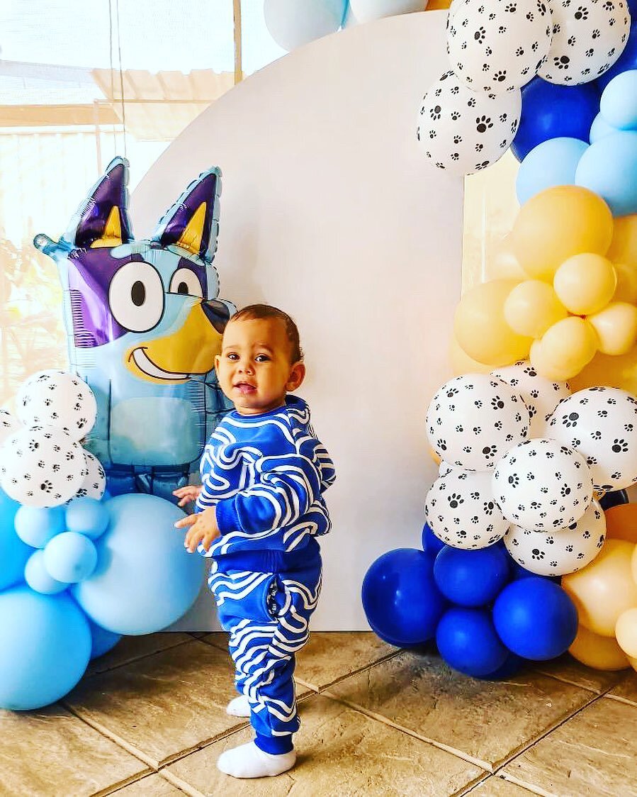 💙1st Birthday Bluey Styles!💙

Little Theo is absolutely gorgeous and very protective of his Bluey Foil 

📷 @theodoreselyer
