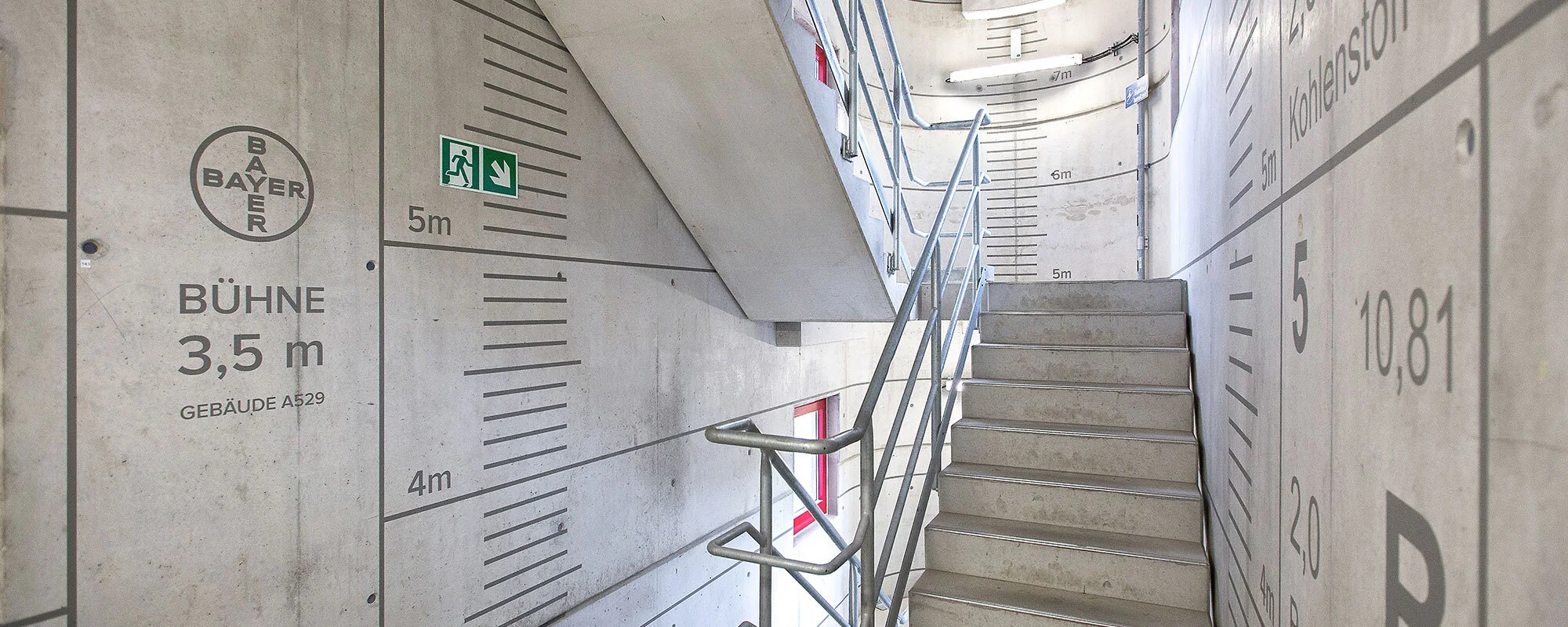 Betonmalerei und Leitsysteme
