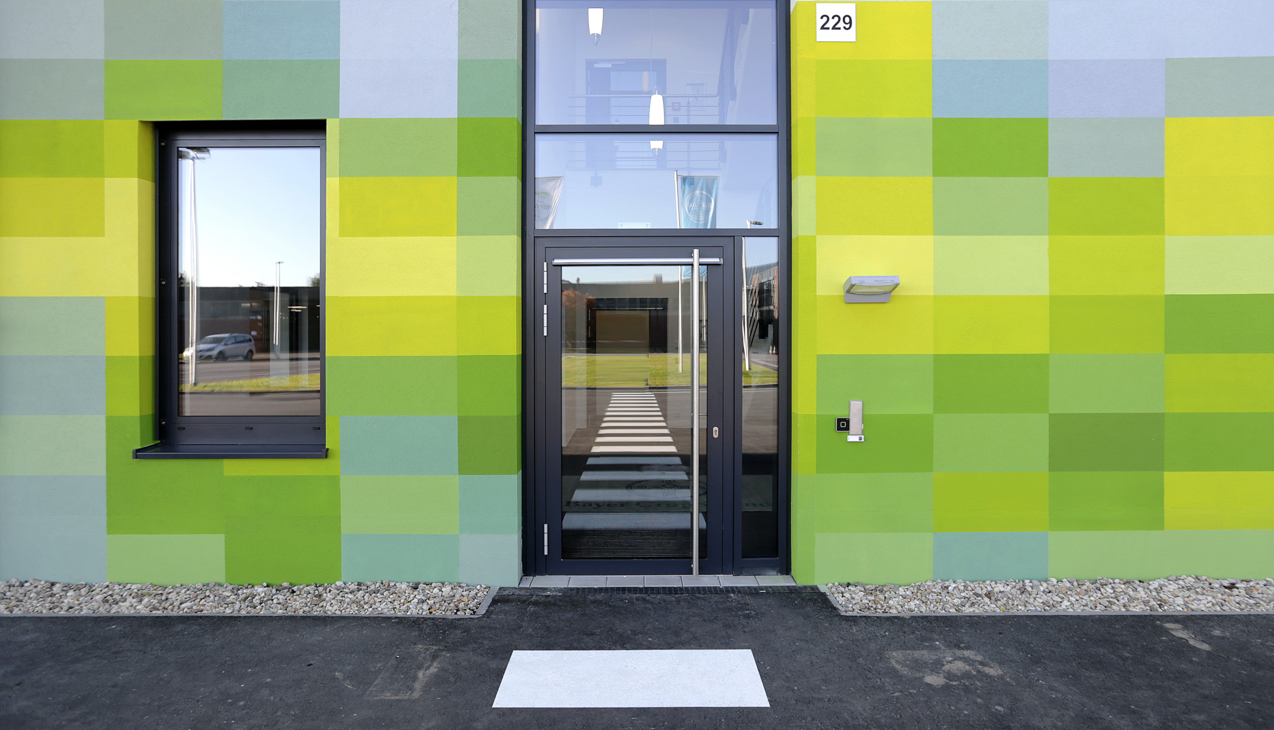 Fassadengestaltung-auf-Putz-eingang-industriegebaude-halle-bayer-monheim-farbe.jpg