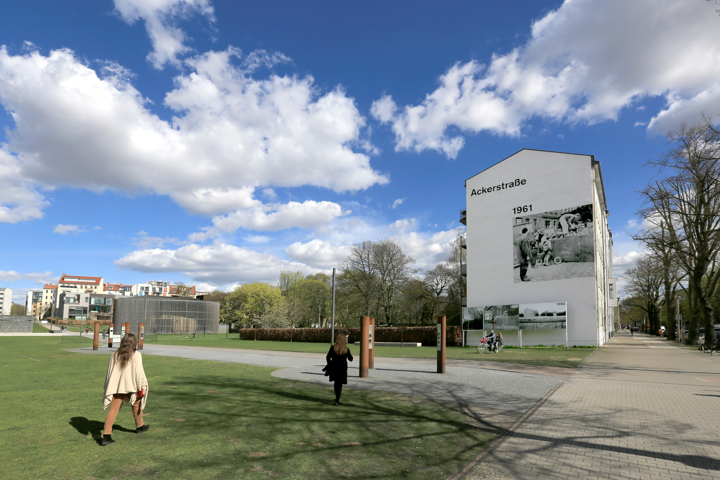 Fassadengestaltung-auf-Putz-berlin-mauergedenkstaette-historisch-foto-schwarz-weiss-mural.jpg