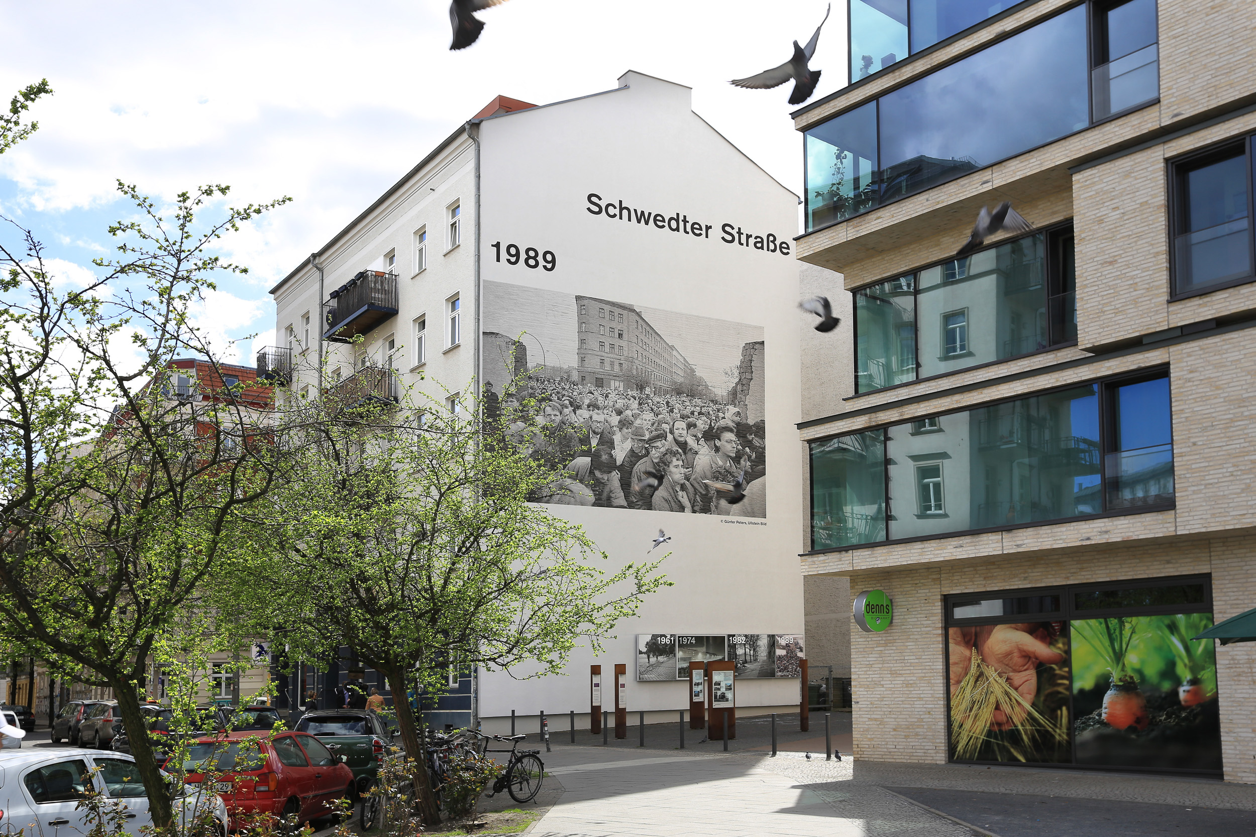 Fassadengestaltung-auf-Putz-berlin-mauergedenkstaette-foto-schwedter-strasse-rasterbild-grafik-mural-Beispiel.jpg