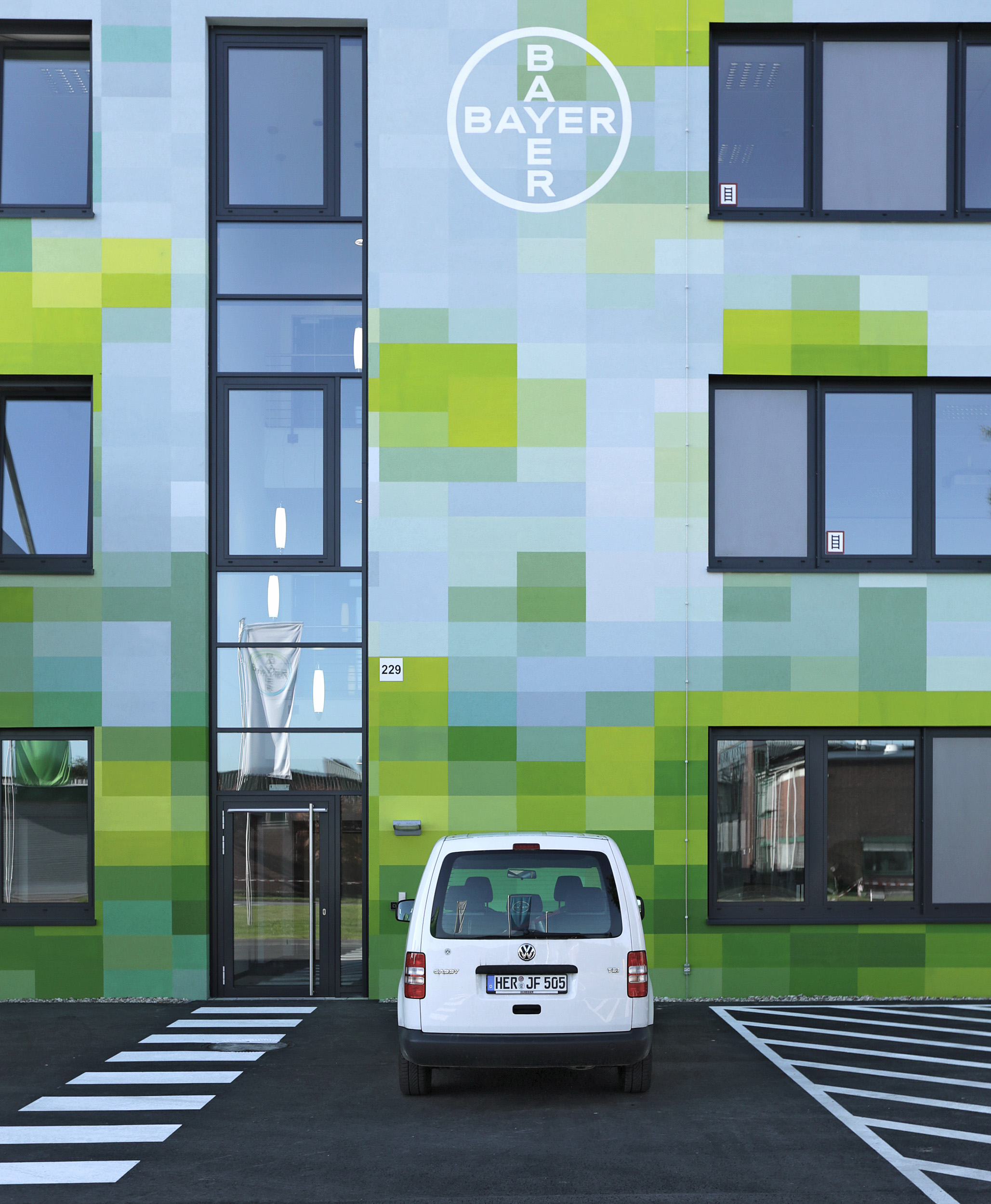 Fassadengestaltung-auf-Putz-bayer-logo-reklame-farbkonzept-pixel-grafik.jpg