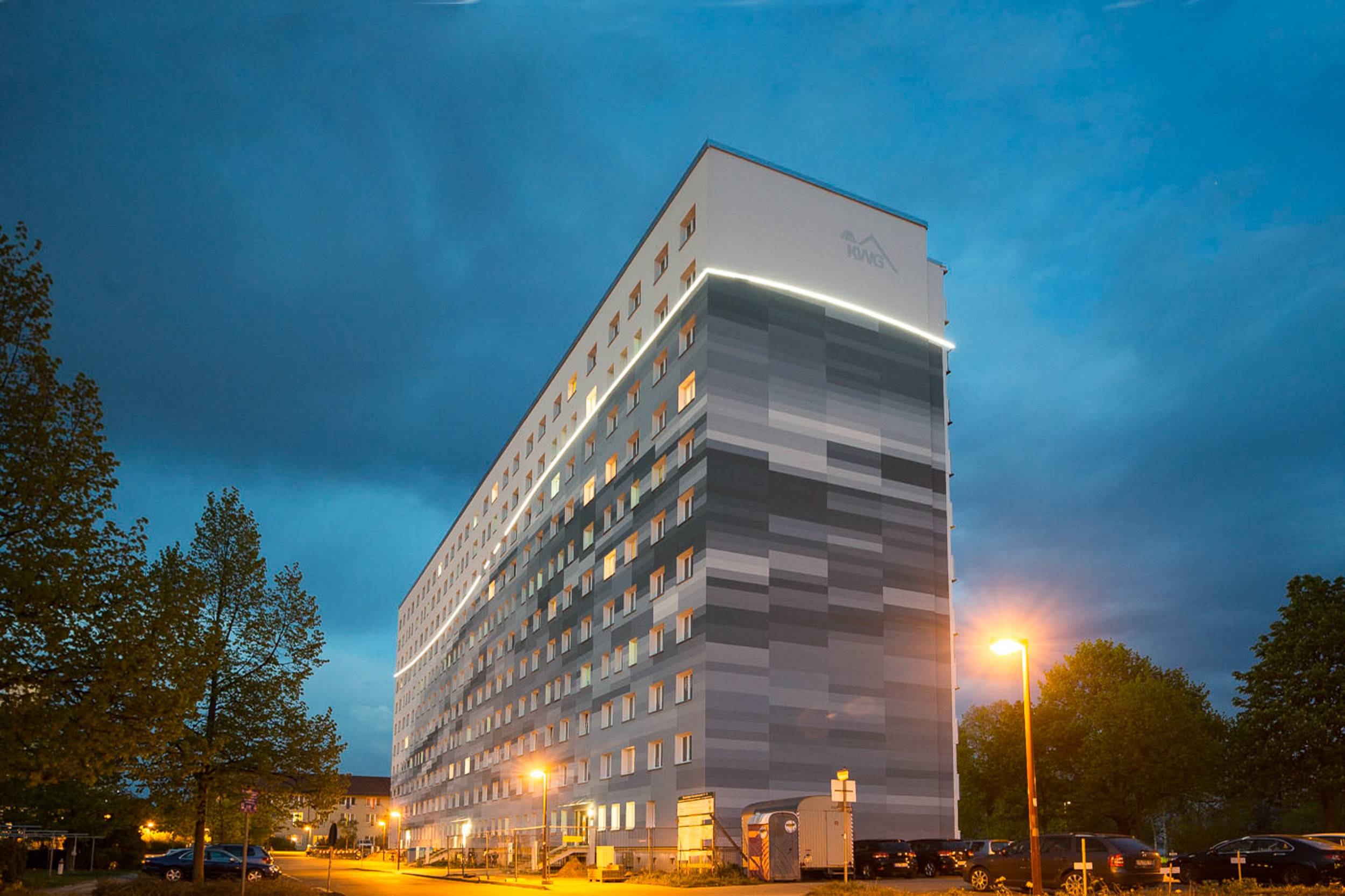 Fassadengestaltung-auf-Putz-Senftenberg-Pixel-Wasser-Welle-LED-Lichtband-Logo-wohnungsbau-hochhaus-beispiel.jpg