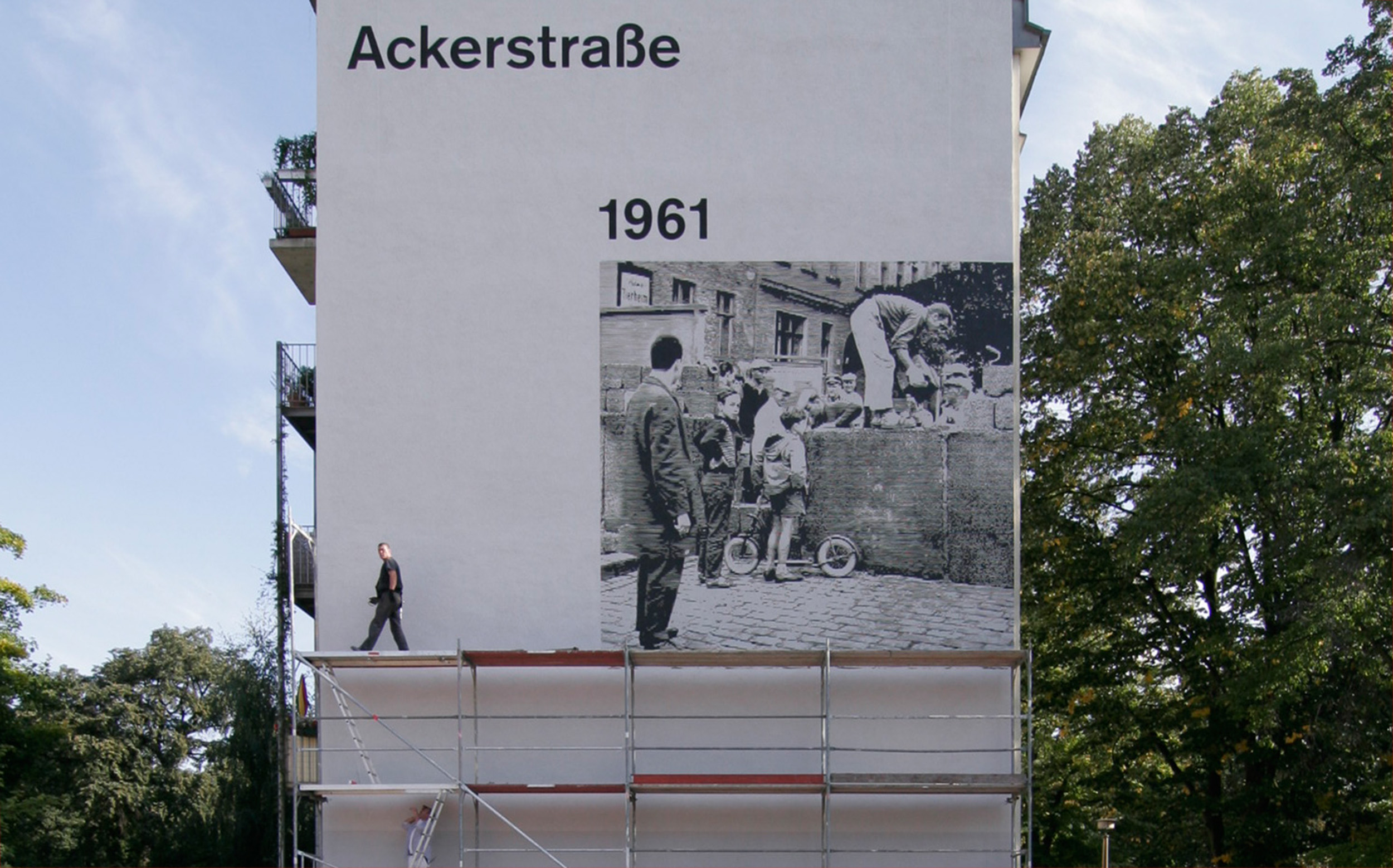 Fassadengestaltung-auf-Putz-Mauergedenkstaette-berlin-ackerstra__e-foto-an-der-wand-mauerfall-giebel-Beispiel.jpg