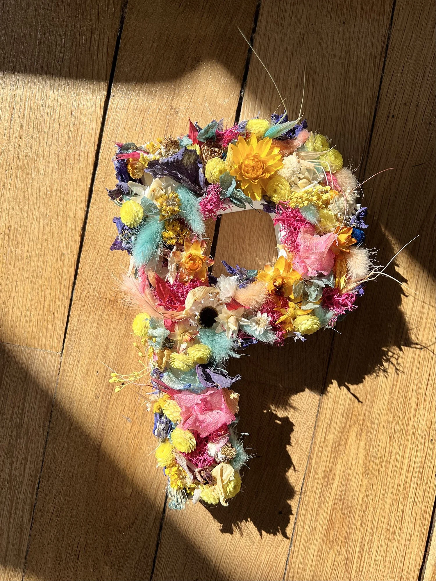 Lettre en fleurs séchées multico