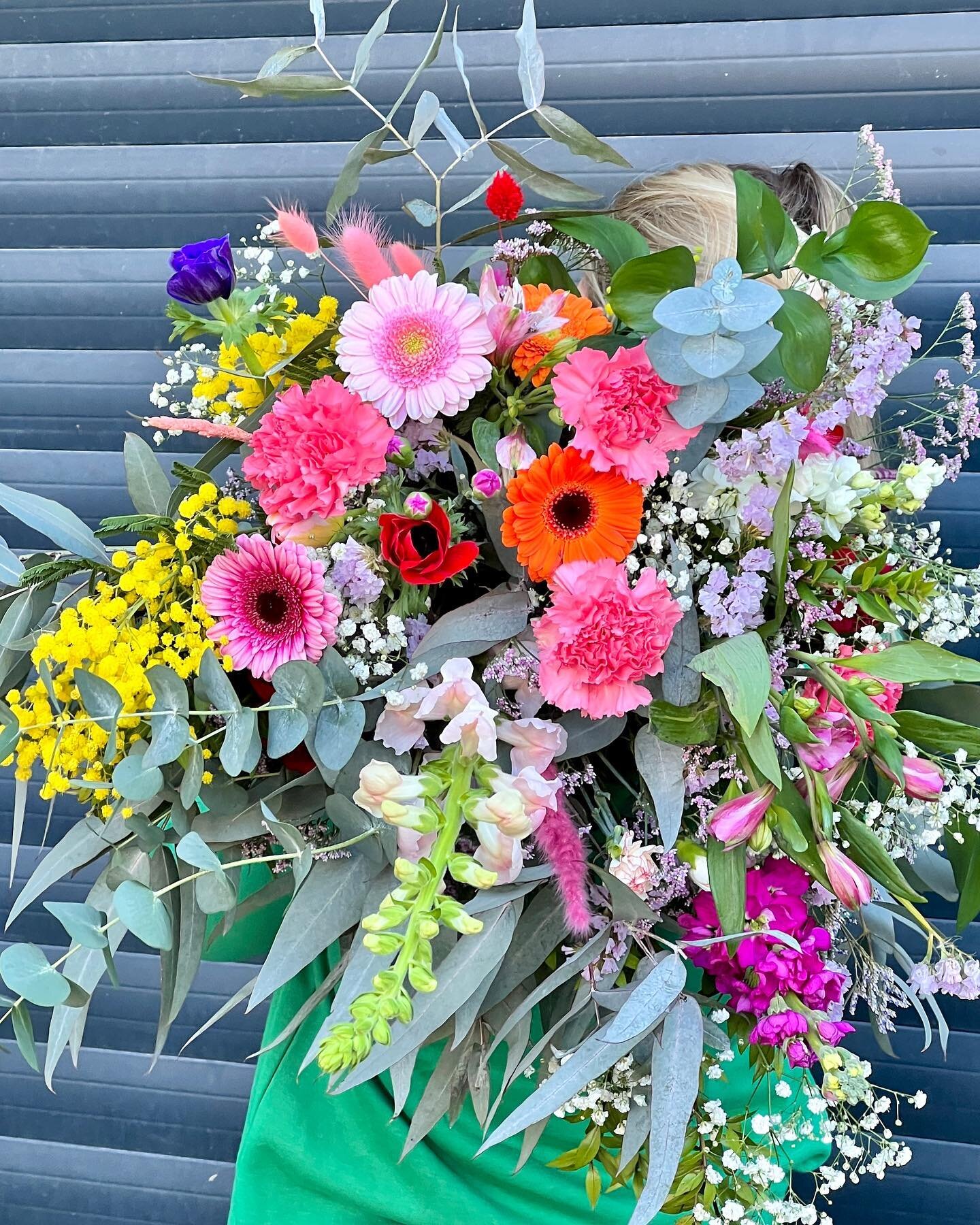 🧡💛💕💜🌼COLOR THERAPY 🌸💜🌷💙💗Foncez r&eacute;server votre bouquet surprise de fleurs fran&ccedil;aises et de saison de la semaine. 
Il est disponible en 4 tailles, livr&eacute; &agrave; v&eacute;lo sur Tours et alentours par @toursnmessengers ou