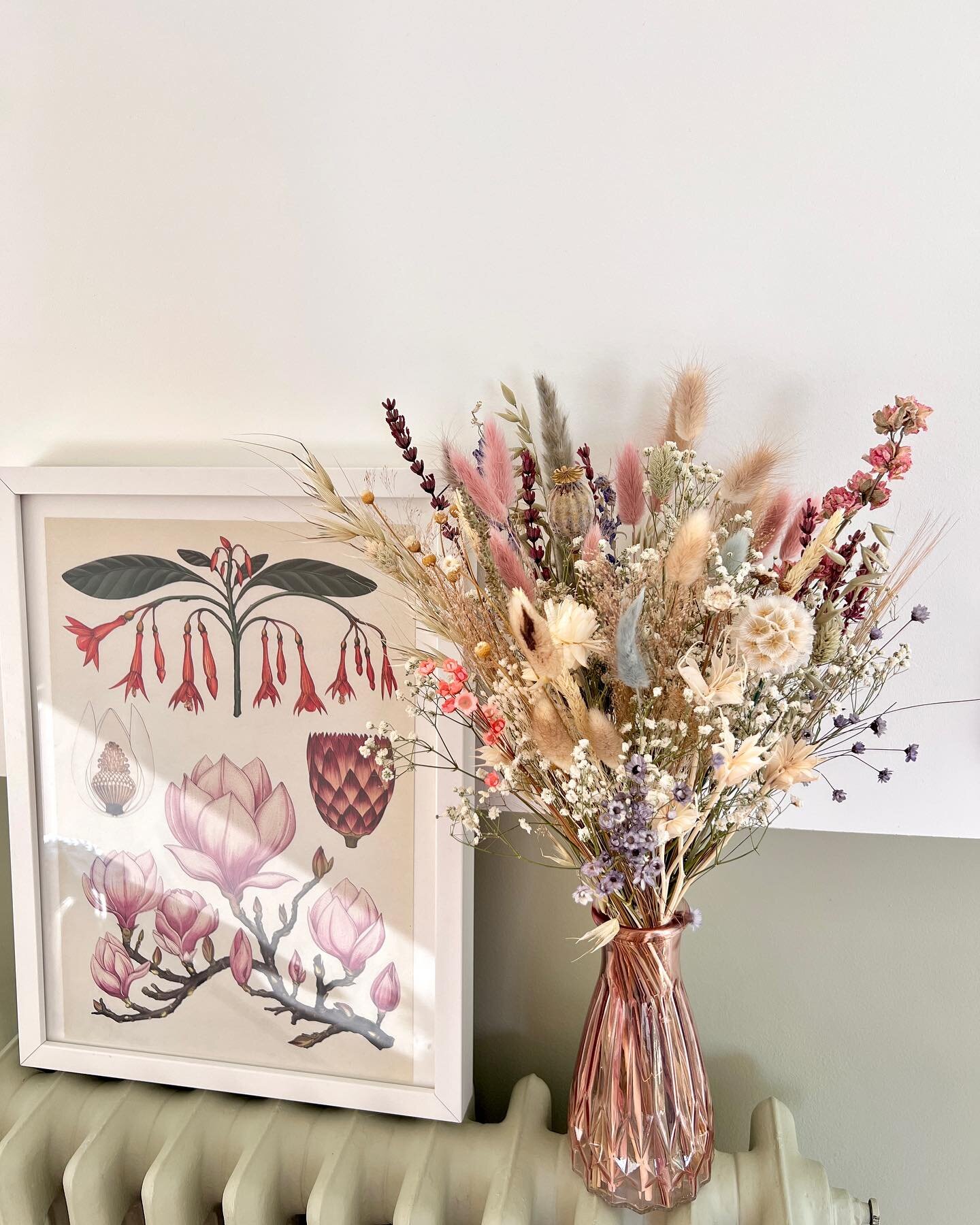 🌸💛🌼 FLEURS S&Eacute;CH&Eacute;ES 🌾💜🌼

Des nouvelles cr&eacute;ations en ligne sur l&rsquo;eshop!

Voici un aper&ccedil;u! 

Couronnes murales de d&eacute;co, bouquets avec ou sans vase, cloches fleuries&hellip; dans des teintes douces ou plus p