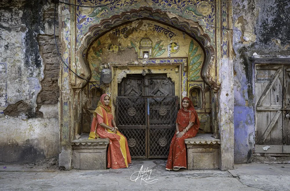 Ladies in doorway, Bundi, Rajasthan, India