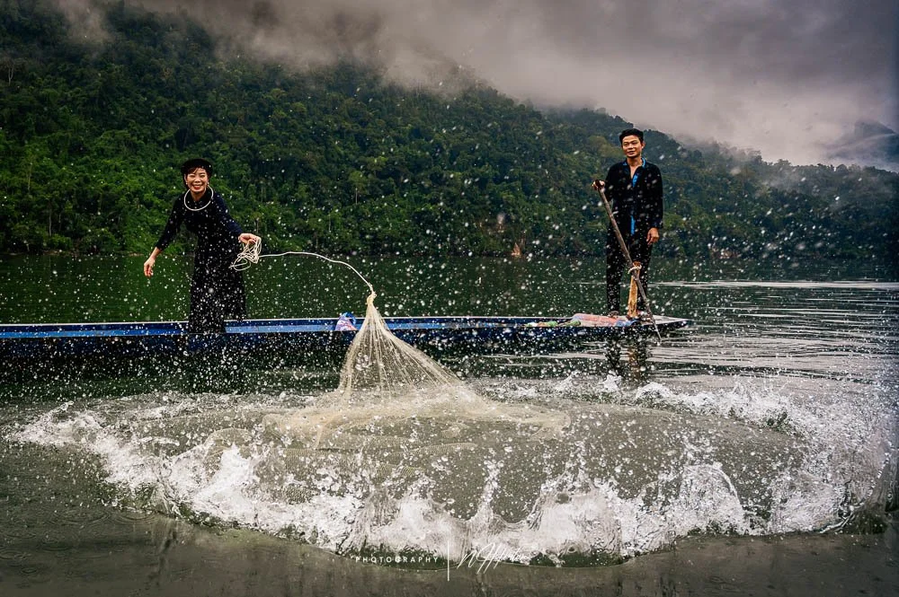 Tay-couple-fishing-at-Ba-Be-Lake, North Vietnam.