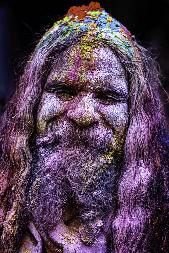 Man-covered-inpaint-at-Holi-festival-India