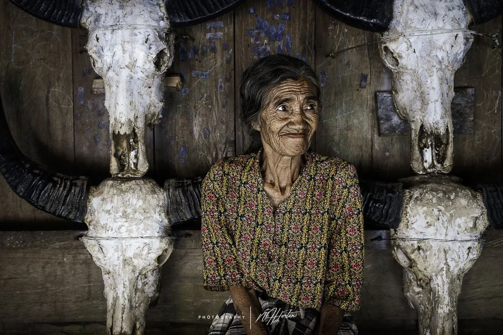 Praijing-lady-on-doorstep-of-house-with-buffalo-skulls