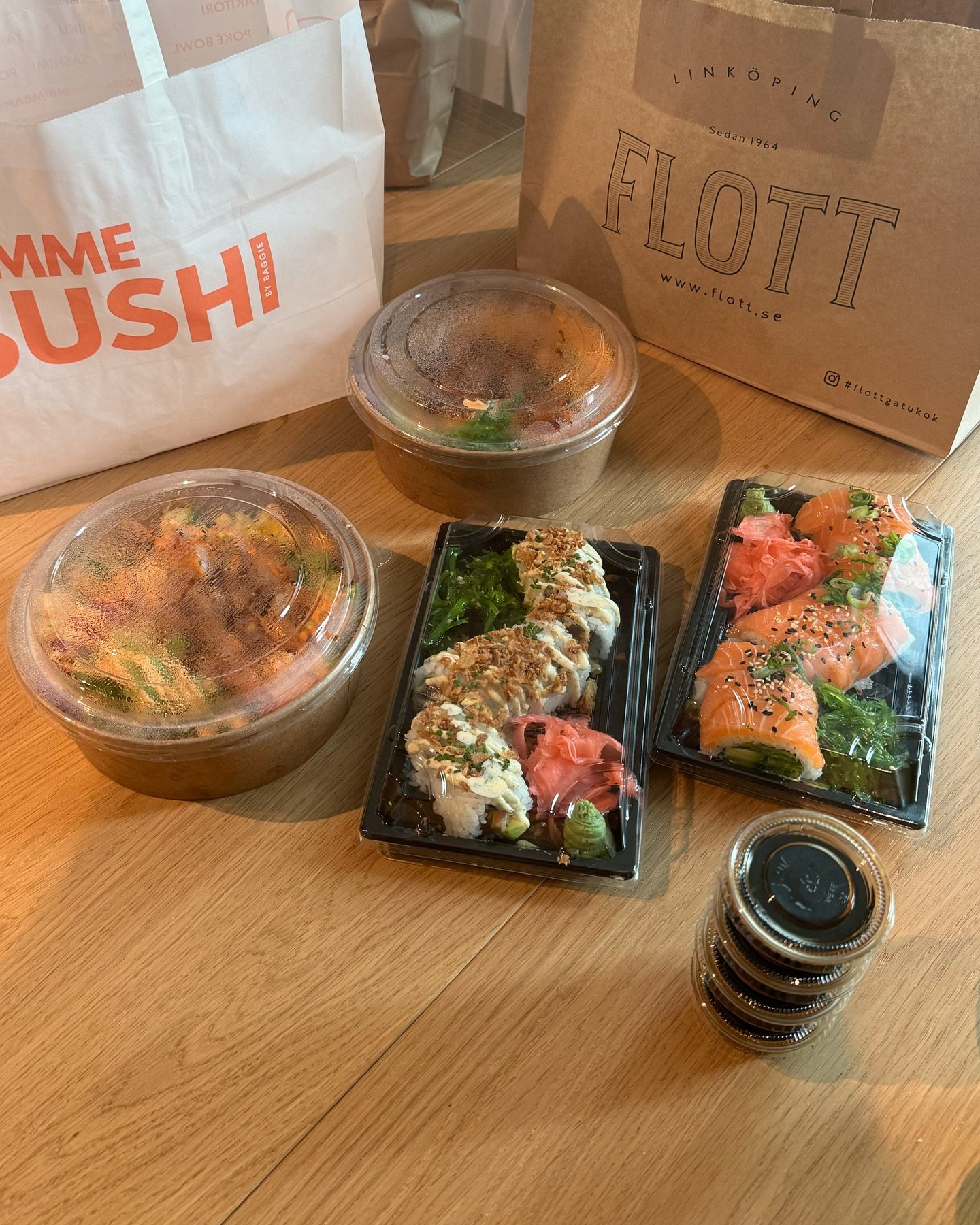 Finns det n&aring;got som sl&aring;r en GIMME LUNCH ?!! 🧡 Lunch f&ouml;r endast 129KR p&aring; utvald sushi + l&auml;sk och misosoppa ing&aring;r 🍱🍣 G&auml;ller m&aring;ndag-fredag 11:30 (11:00 p&aring; Maxi) -14:00. Vegetariskt och veganskt alter
