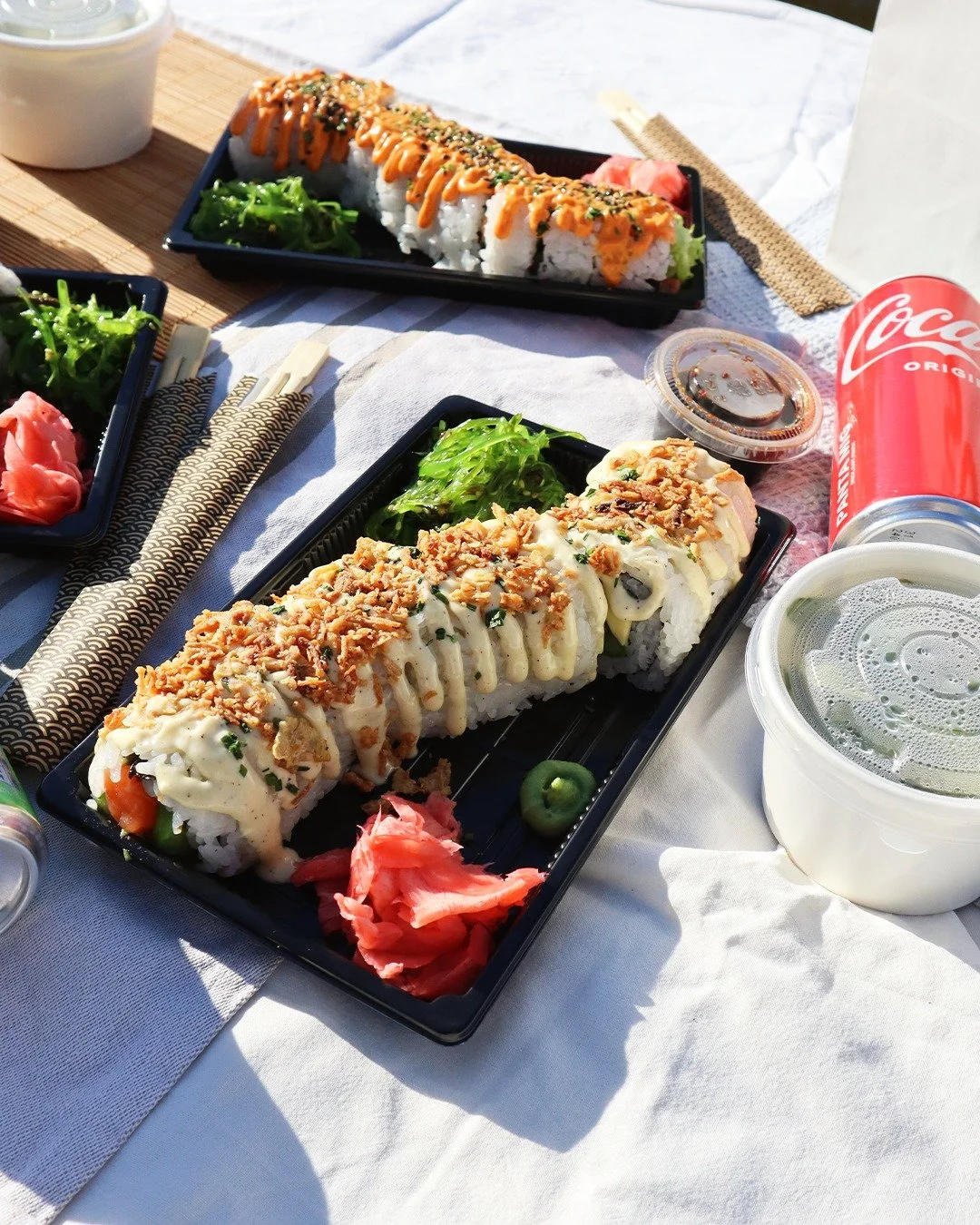 Sushi i solen, finns det n&aring;got b&auml;ttre? ☀️🍣 V&auml;lkomna att best&auml;lla!