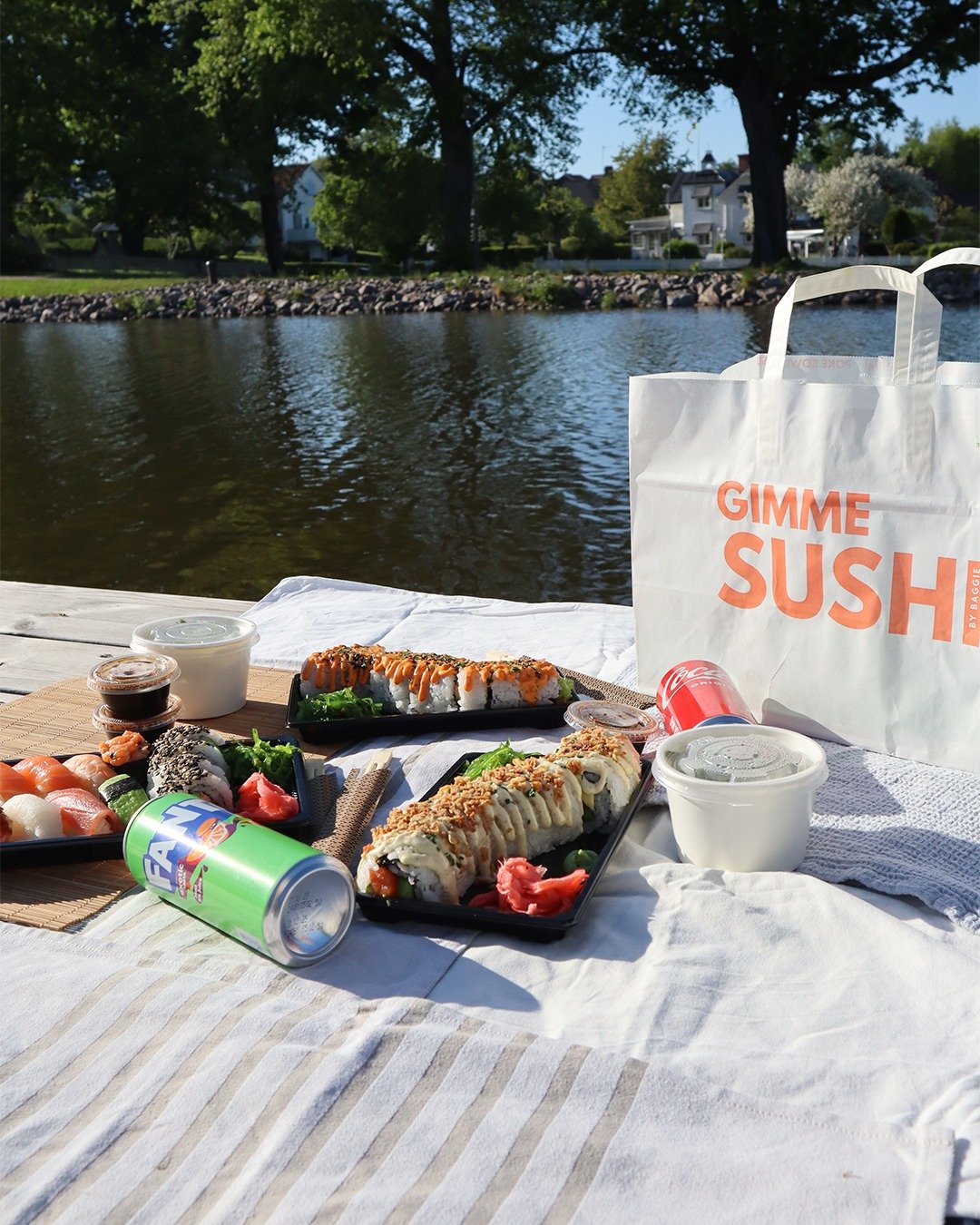 SOMMARLOV! ☀️
Nu &auml;r &auml;ntligen sommaren h&auml;r! L&aring;t oss fixa maten medan du njuter av ledigheten! Best&auml;ll din favoritsushi fr&aring;n Gimme Sushi och ta med smaken av sommaren vart du &auml;n &auml;r 🍣🥢

Vi finns h&auml;r:
📍 C