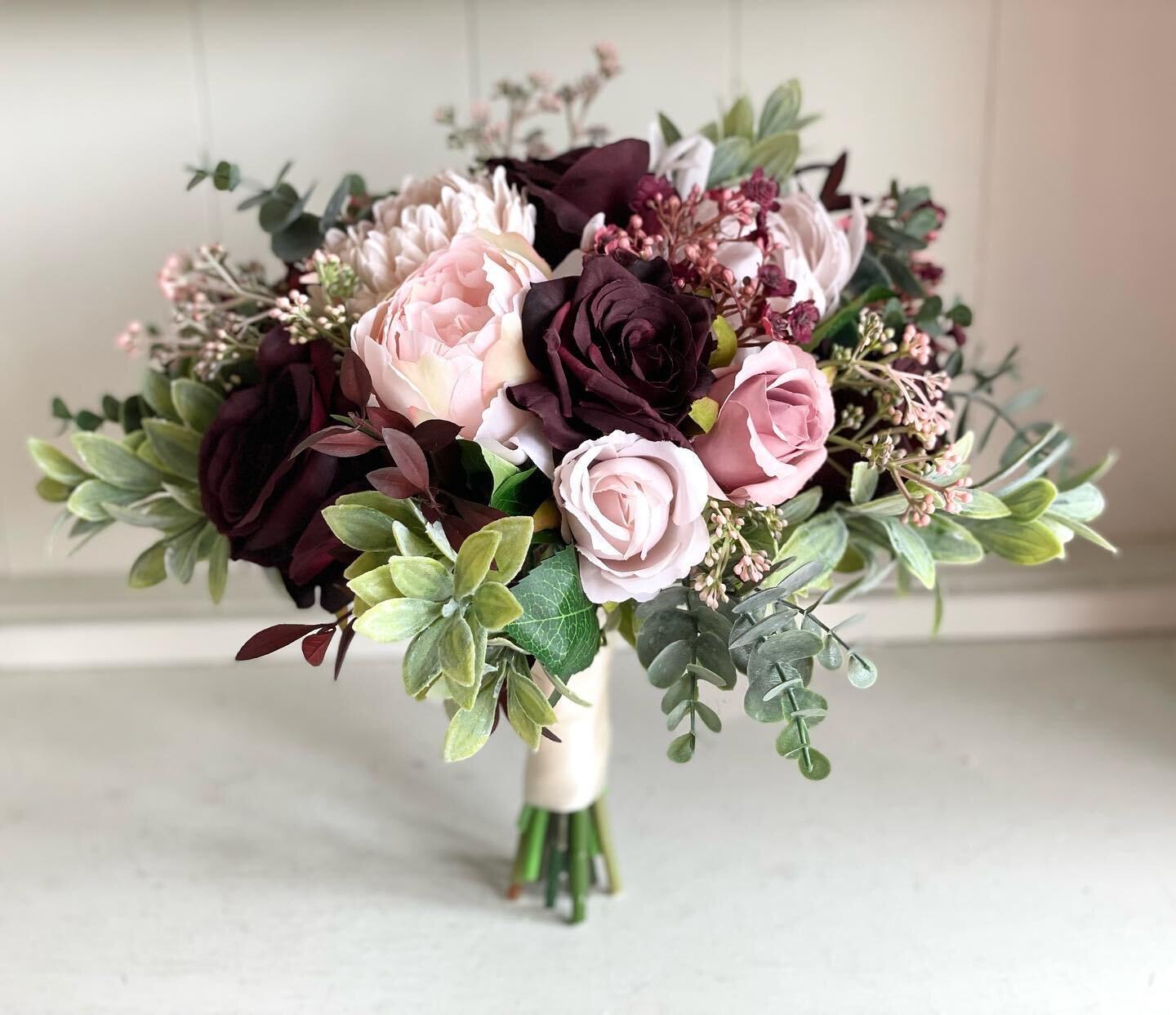 Pretty blush pink and burgundy bridal bouquet #weddingflowers #weddingflorist #bridebouquet