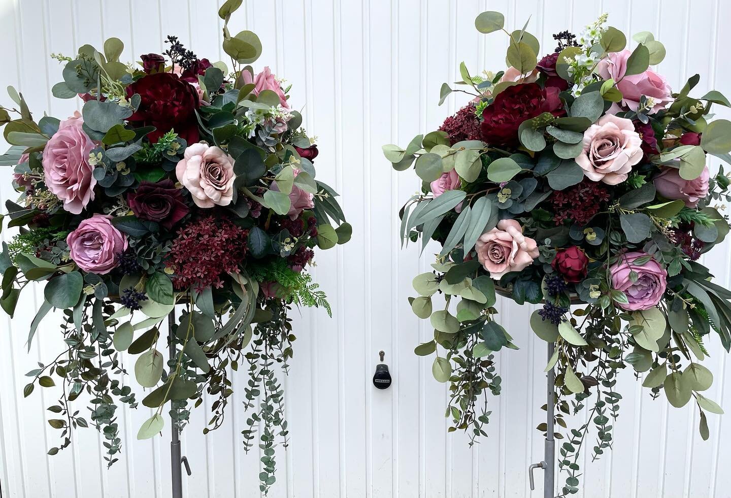 Pair of rustic styled floral arrangements to display on plinths  for the wedding ceremony #weddingflowers #ceremonydecor #flowerarrangement