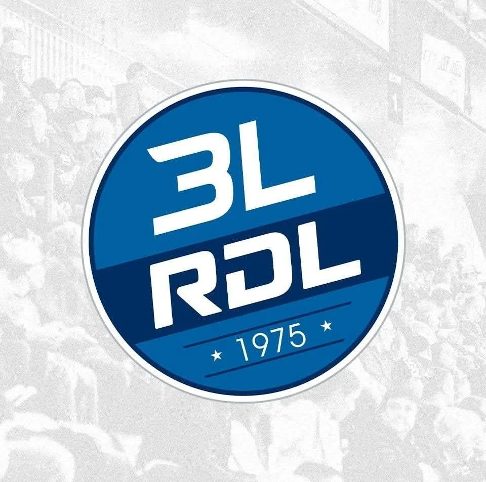 Logo bleu arrondi avec le texte "3L RDL" et l'année 1975 en bas, sur fond gris clair avec une foule de personnes en arrière-plan.