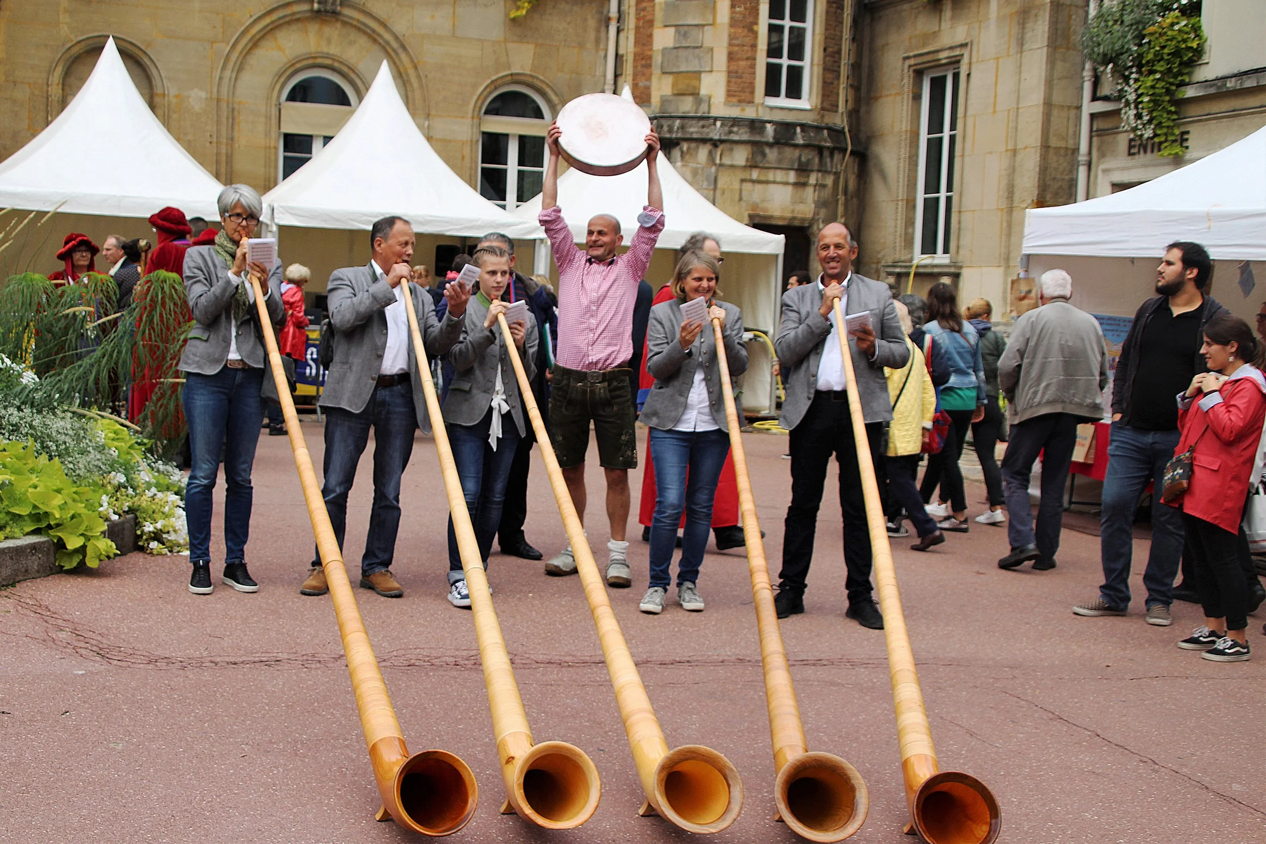 Gal-25_KäseCaspar_Melun_2019 Alphornbläser und KäseCaspar.JPG