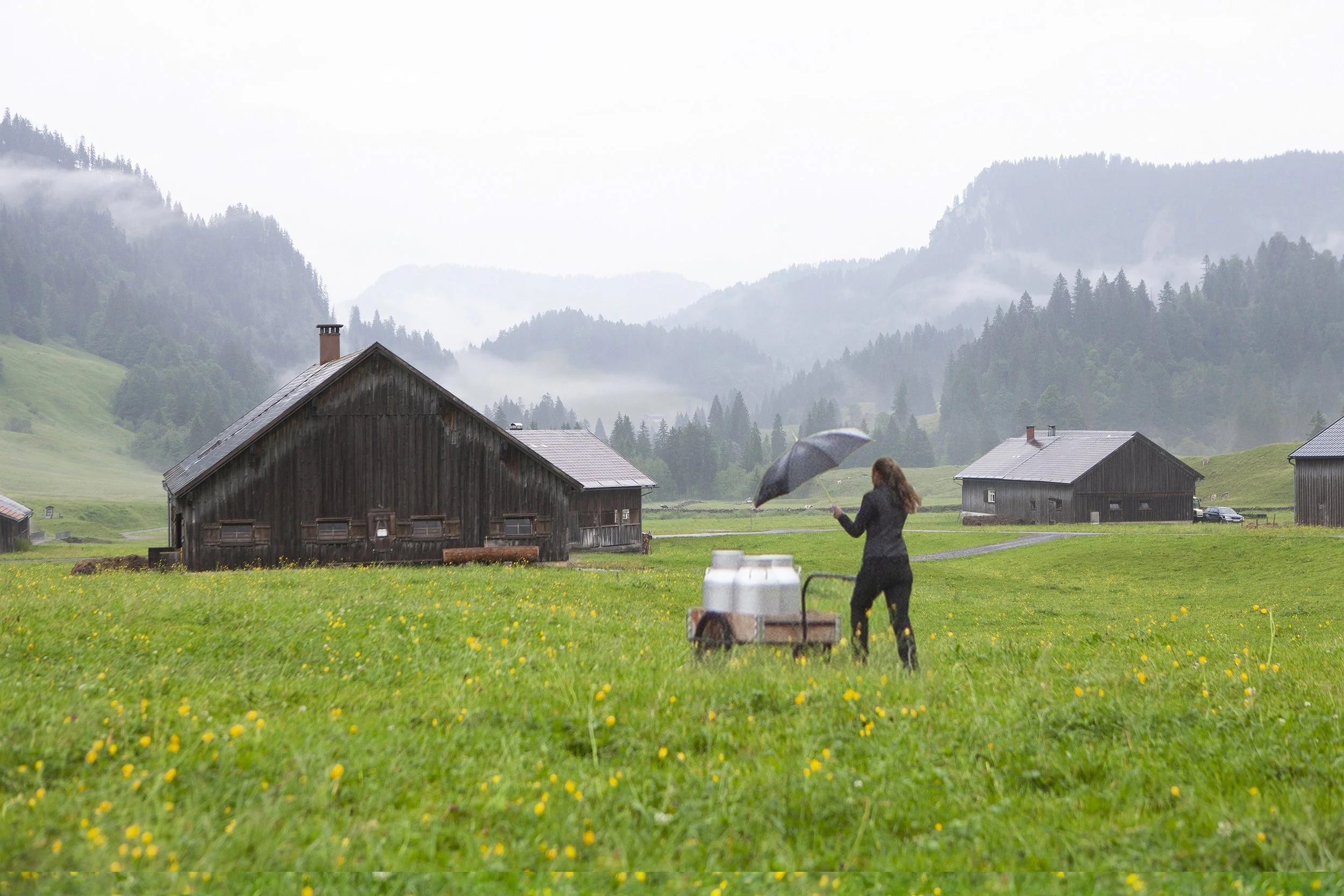 Gal-28_KäseCaspar_Schönenbach_Frau mit Milchkannen_4251_©Marianne Greber.jpg