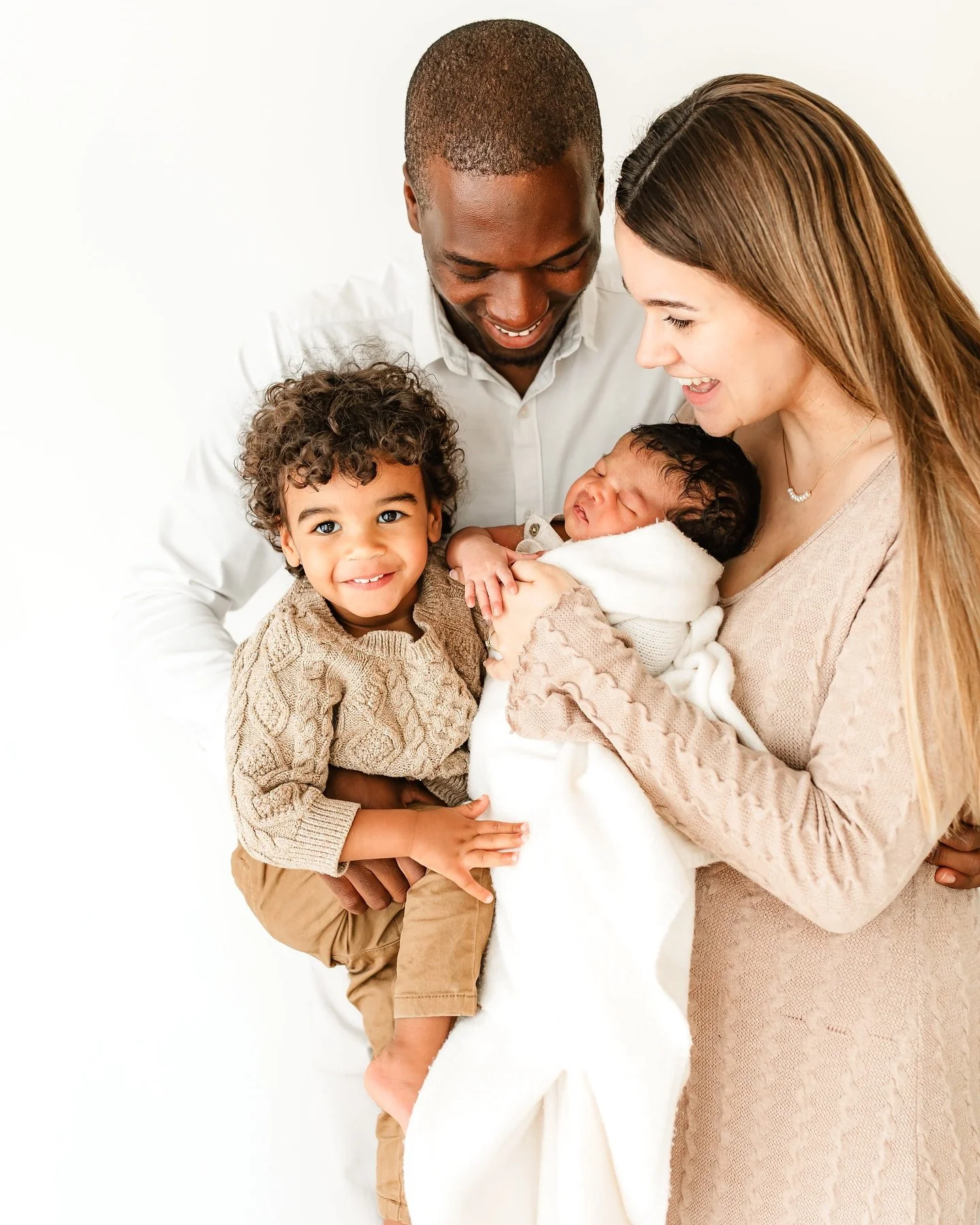 All the smiles and snuggles from this family || Studio Session