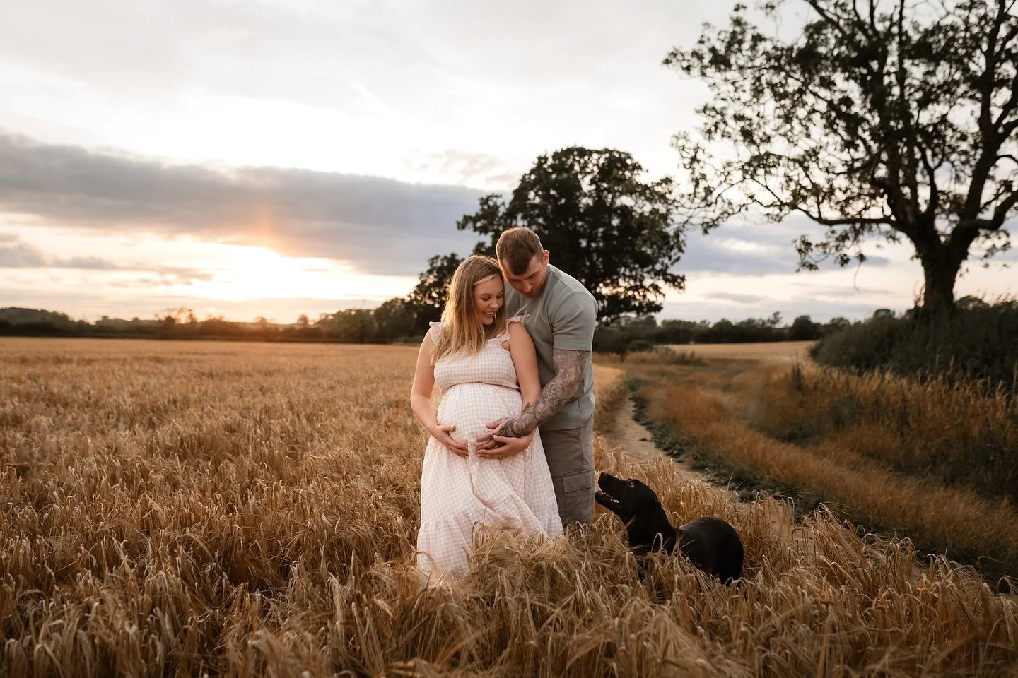 As Summer bids farewell, Autumnal shoots are on the horizon.

Over the summer, I've been fortunate enough to photograph many wonderful families, creating memories that I'm eager to share with you.

First up, this lovely expecting family, accompanied 