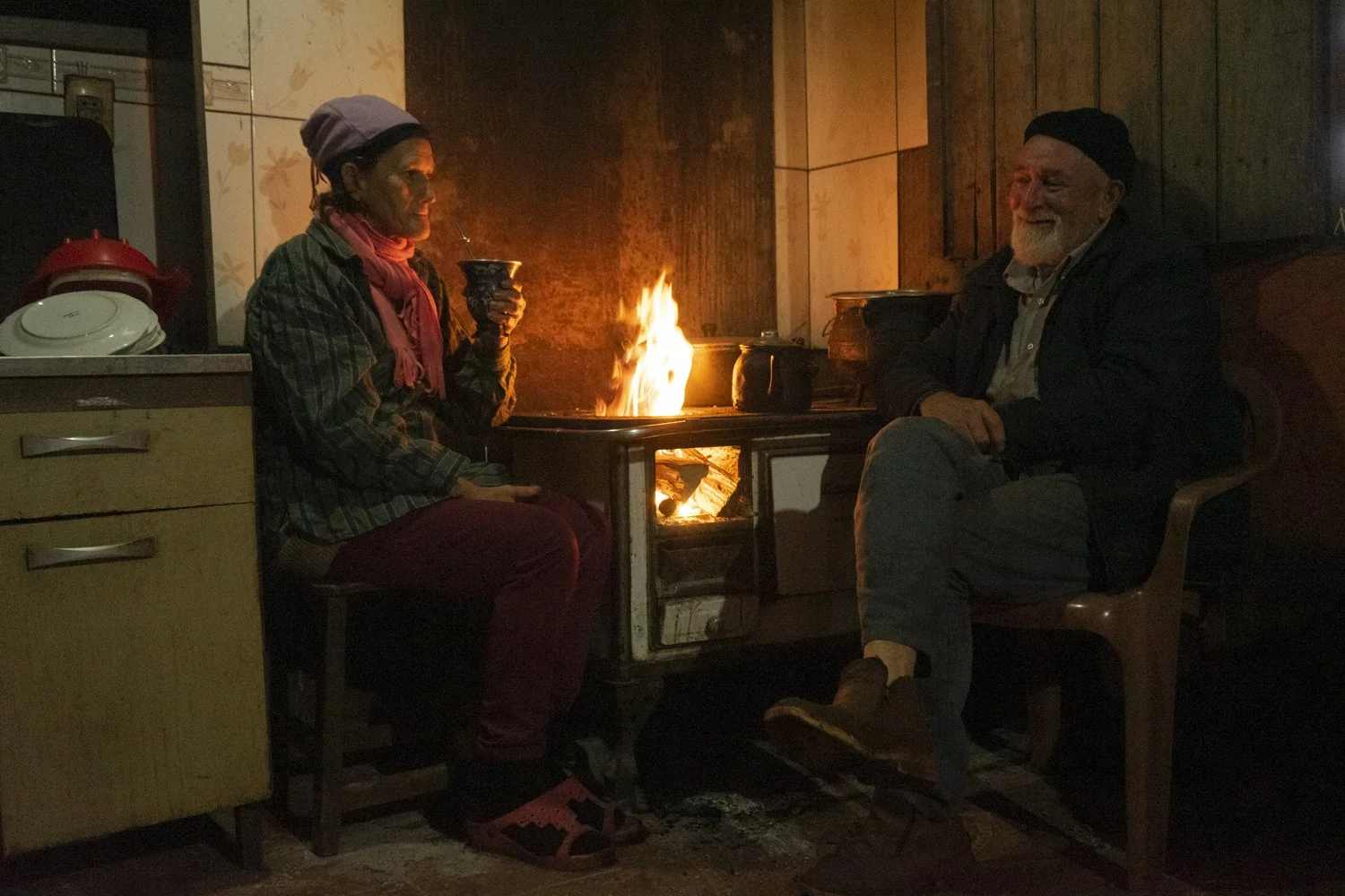 (Castellano abajo) Zulma Chávez and Ireneo Vega drink hot mate in their kitchen. Both are founders of the Agroeology Association Oñoiru that produces yerba mate.
.
Zulma Chávez e Ireneo Vega toman mate caliente en su cocina. Ambos son fundadores de l