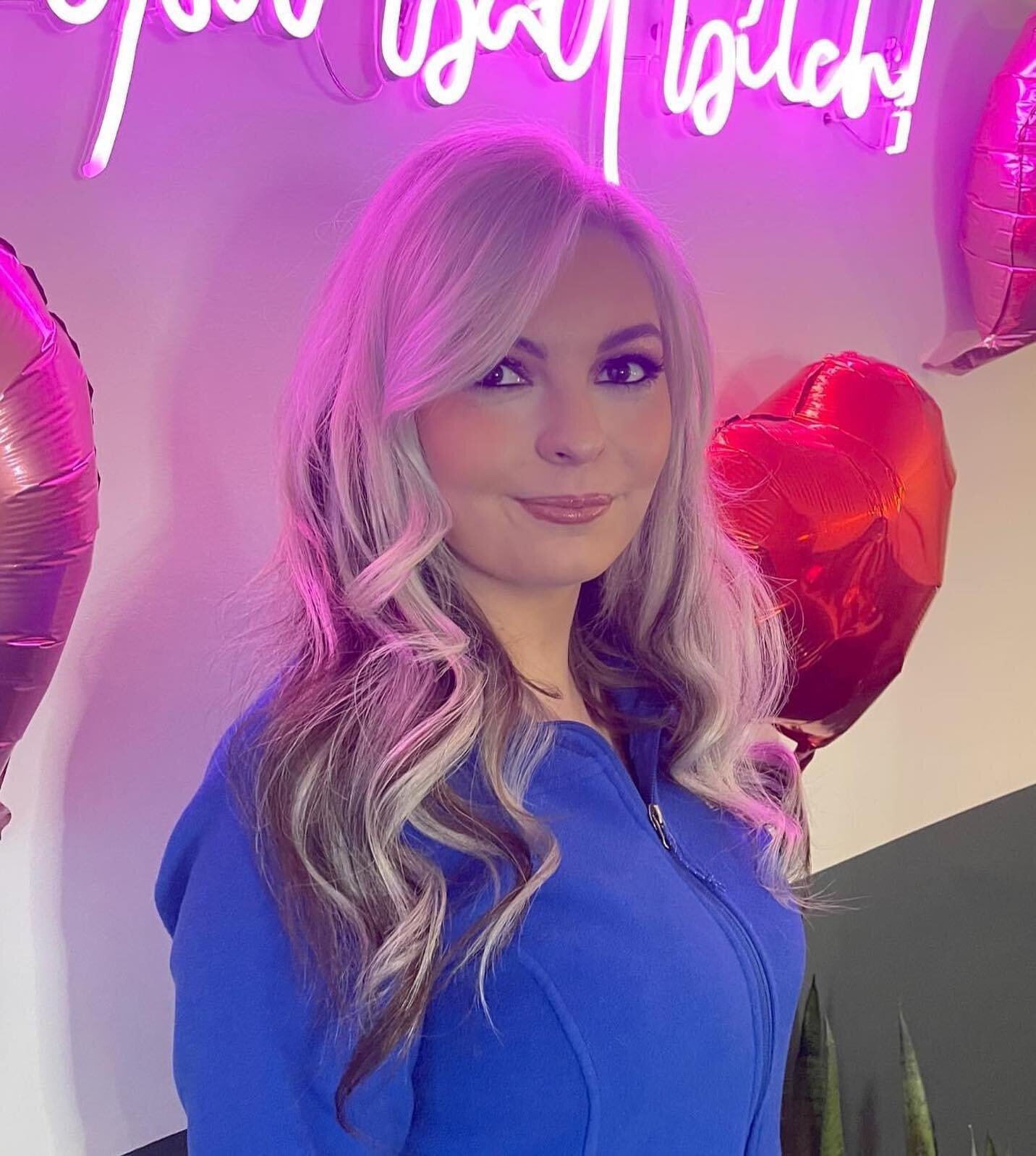 Platinum card retouch and toner and glam makeup, extensions maintenance and Macey Monohan is looking as beautiful as ever! 😉🥰 @macey_glasser