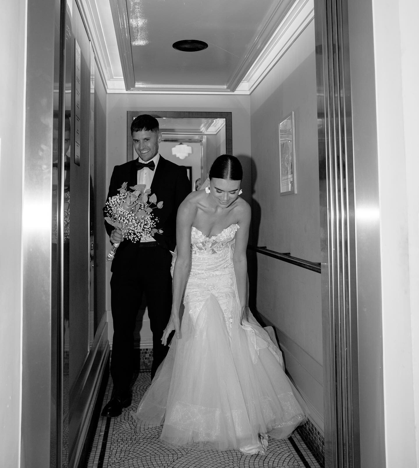 Going up ☝🏻🖤 #wedding #weddingphotography #weddingphotographer #bride #bridegown #bridetobe #londonwedding #londonweddingphotographer