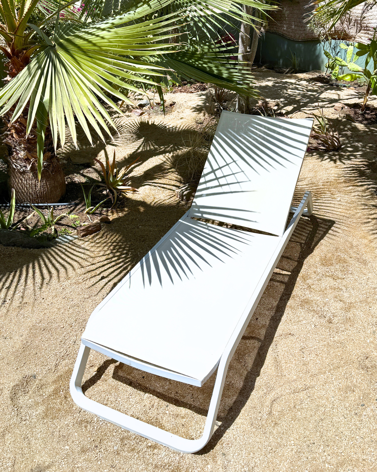 Vila Lounger White
