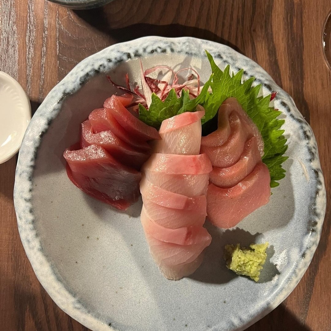 Let's 'sashimi' the day away with some sushi love❤ Experience authentic and refreshing flavors at Rosella, where each bite is a journey through creative cuisine and sustainability. Click the link in our bio to make a reservation or view upcoming dini