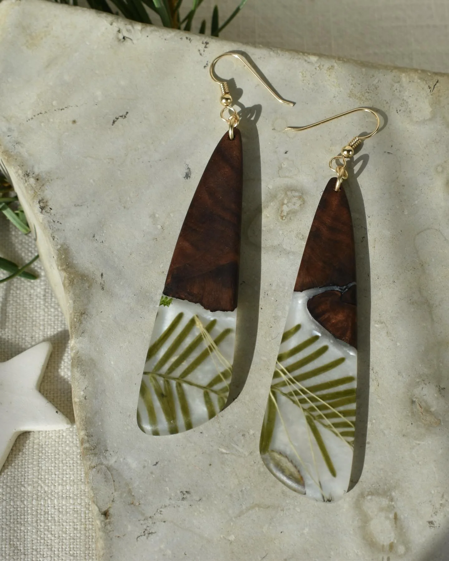 Earrings: restocked ✨
Necklaces + bracelets: dropping tomorrow afternoon.

#silvaticadesigns #woodjewelry #woodenjewelry #forestfriendlyfashion #blackwalnut #clevelandartist