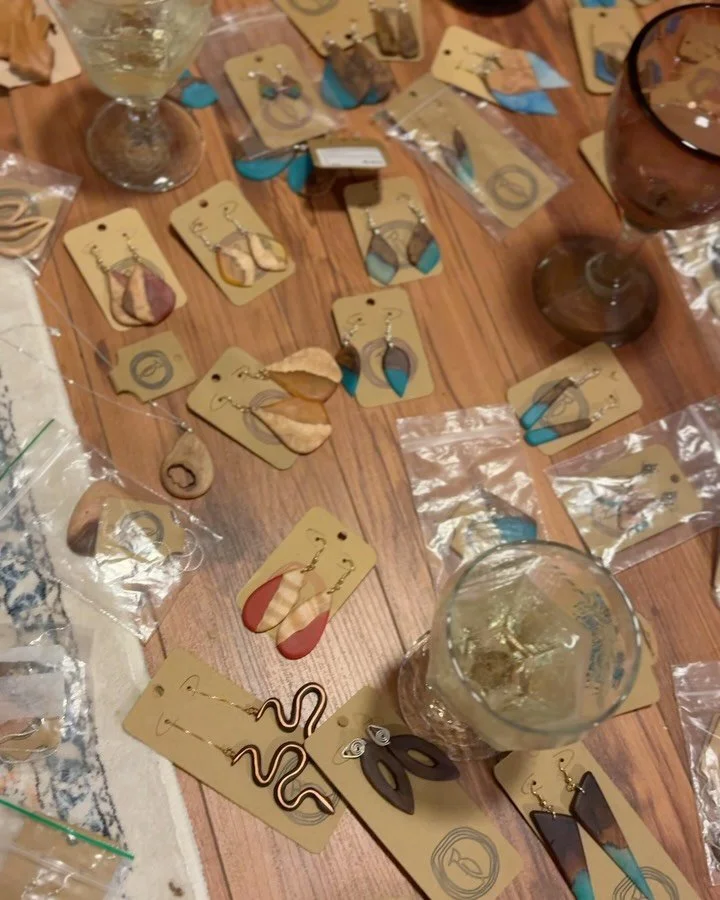 Mountain views, handmade art, and the kind of friendships that don&rsquo;t skip a beat. Grateful for the people who make New Hampshire feel like home. 🌲✨🤍

#silvaticadesigns #forestfriendlyfashion #woodjewelry