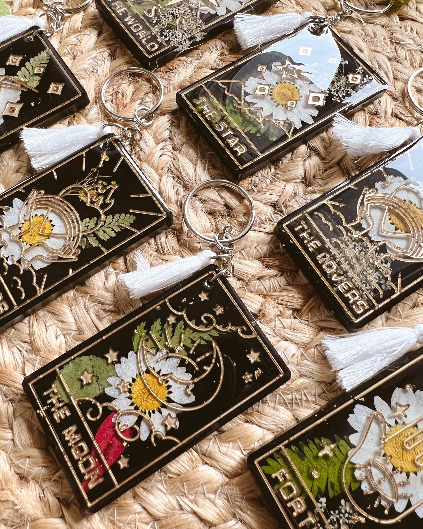 Starting to feel those spooky vibes 👻🍂
.
.
.
#resin #resinartwork #resinartist #lethbridgealberta #yql #lethbridgeartist #tarot #pressedflowersart #pressedflower #daisy #tarotcards #handmade #witchy #keychain #spookyvibes #witchyvibes #womanownedbu