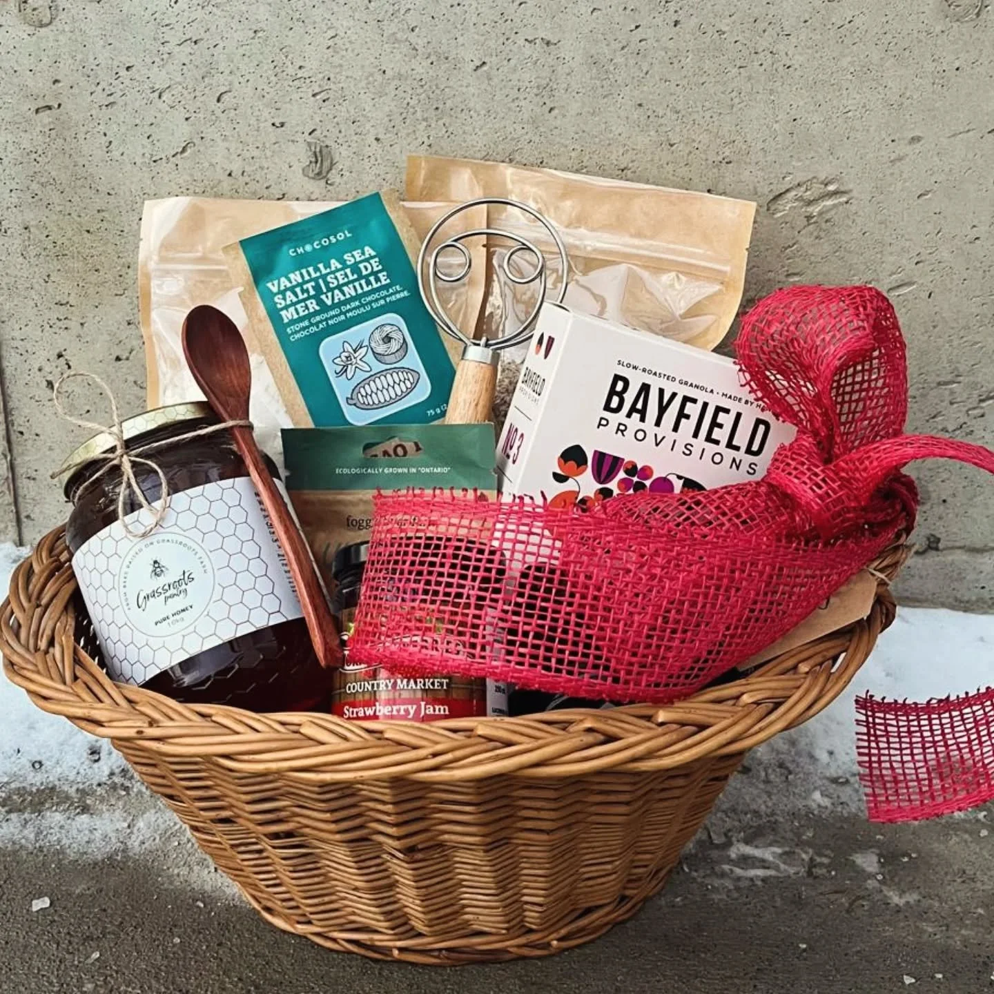 HOLIDAY GIFTING MADE EASY ✨🌲❄️

Did you know in addition to Grassroots Woodfired Pizza gift certificates we also offer both curated &amp; custom holiday baskets!? Simply reach out by DM or email to arrange! 

Our farm store is also filled with great