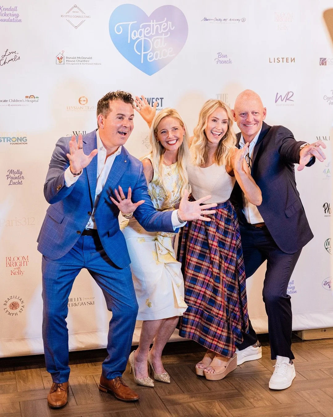 The room came alive during Sparkle of Hope with moments that blended creativity and remembrance. β¨ Guests discovered lipstick shared in memory of a mother, pages signed with care, and paintings taking shape before their eyes. Some paused to package b