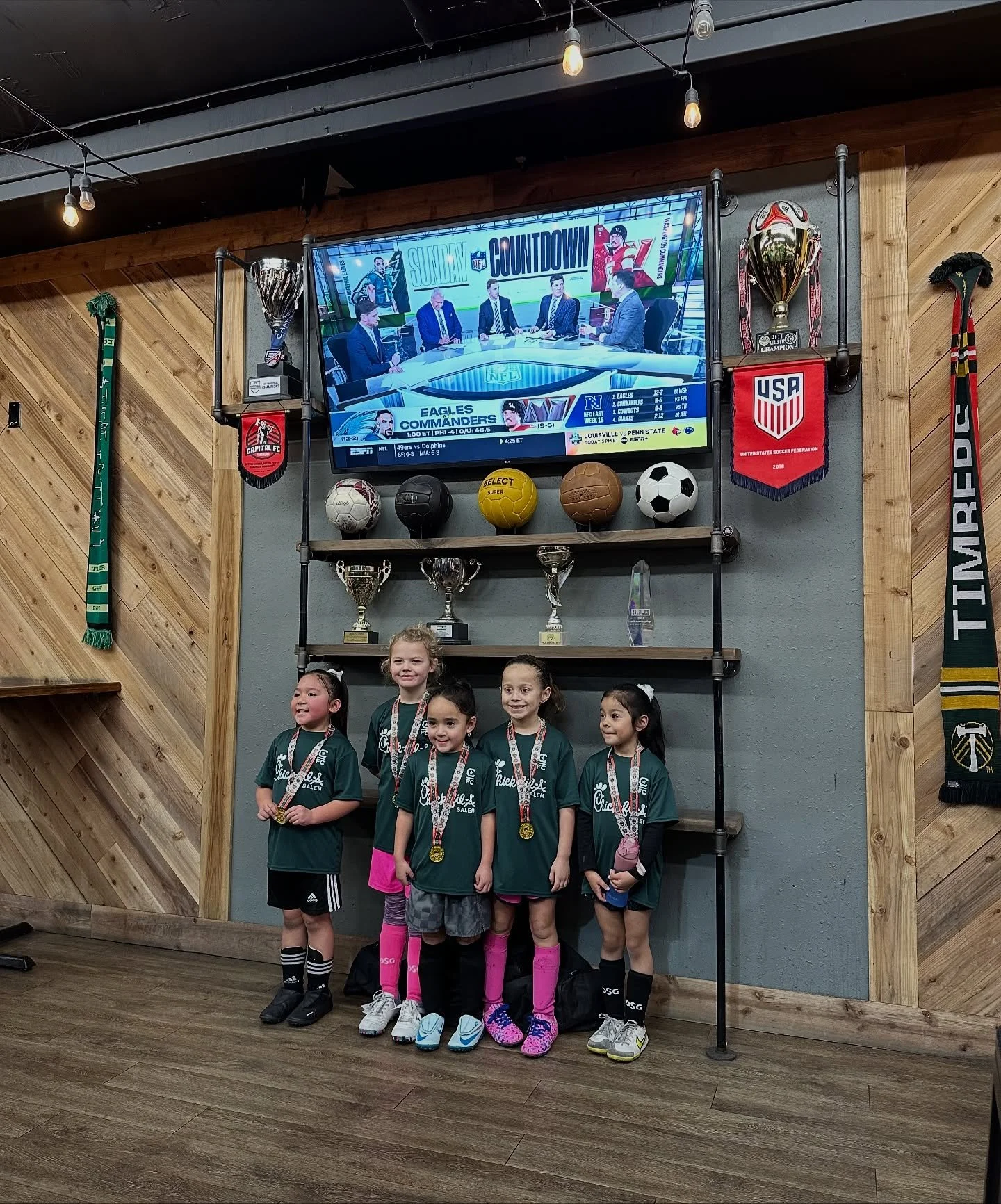 🚨REMINDER🚨
Registration for our Winter Youth Indoor Program closes SUNDAY (10/19)!
This fast-paced game-only program is fit for youth Kinder - 8th grade happening weekends November - December at Salem Indoor.
Learn more and sign-up before it&rs