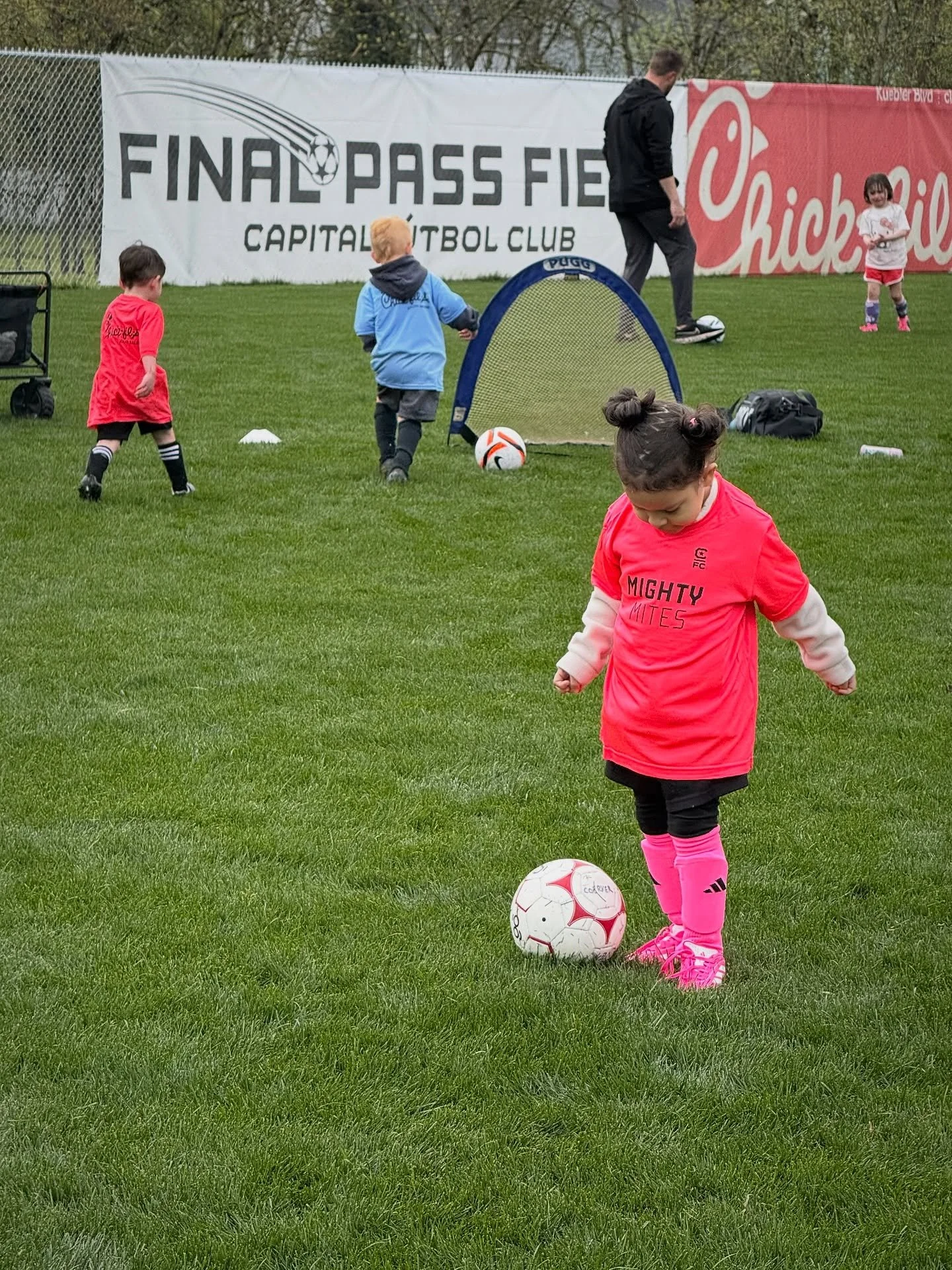 Nothing but smiles from the mighty Mighty Mites at Final Pass Field 🤩

@coerveroregon | @cfc_finalpass 

Season presented by @cfakueblergateway. 

#somoscfc #winningculture #cfc #coerver