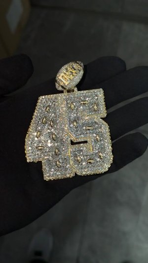 Diamond pendant showcase