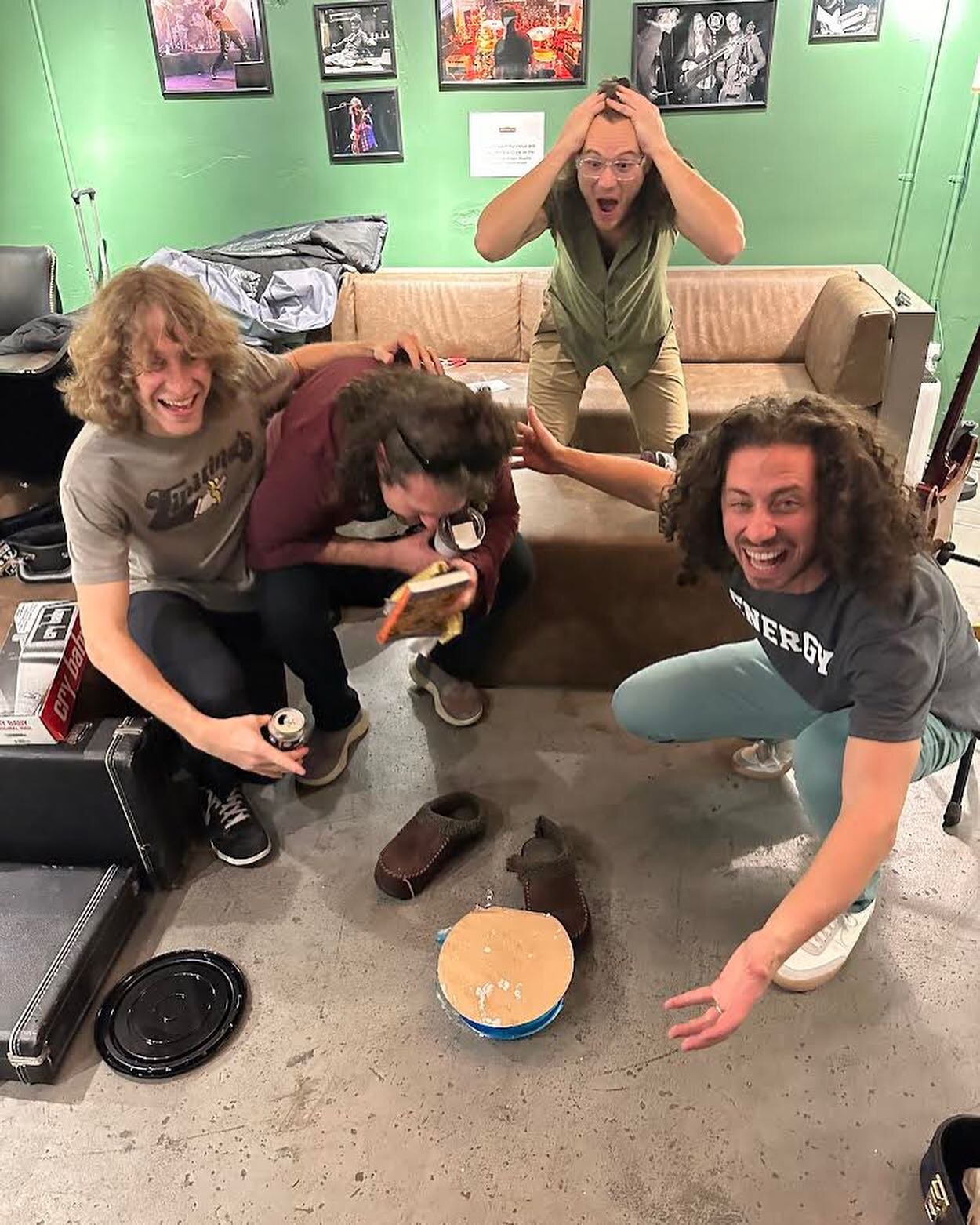 Happy Bird Day to our @first.name.bassist Ben! We hope your day's as great as this cake would've been 🙃

📷: 100% candid
