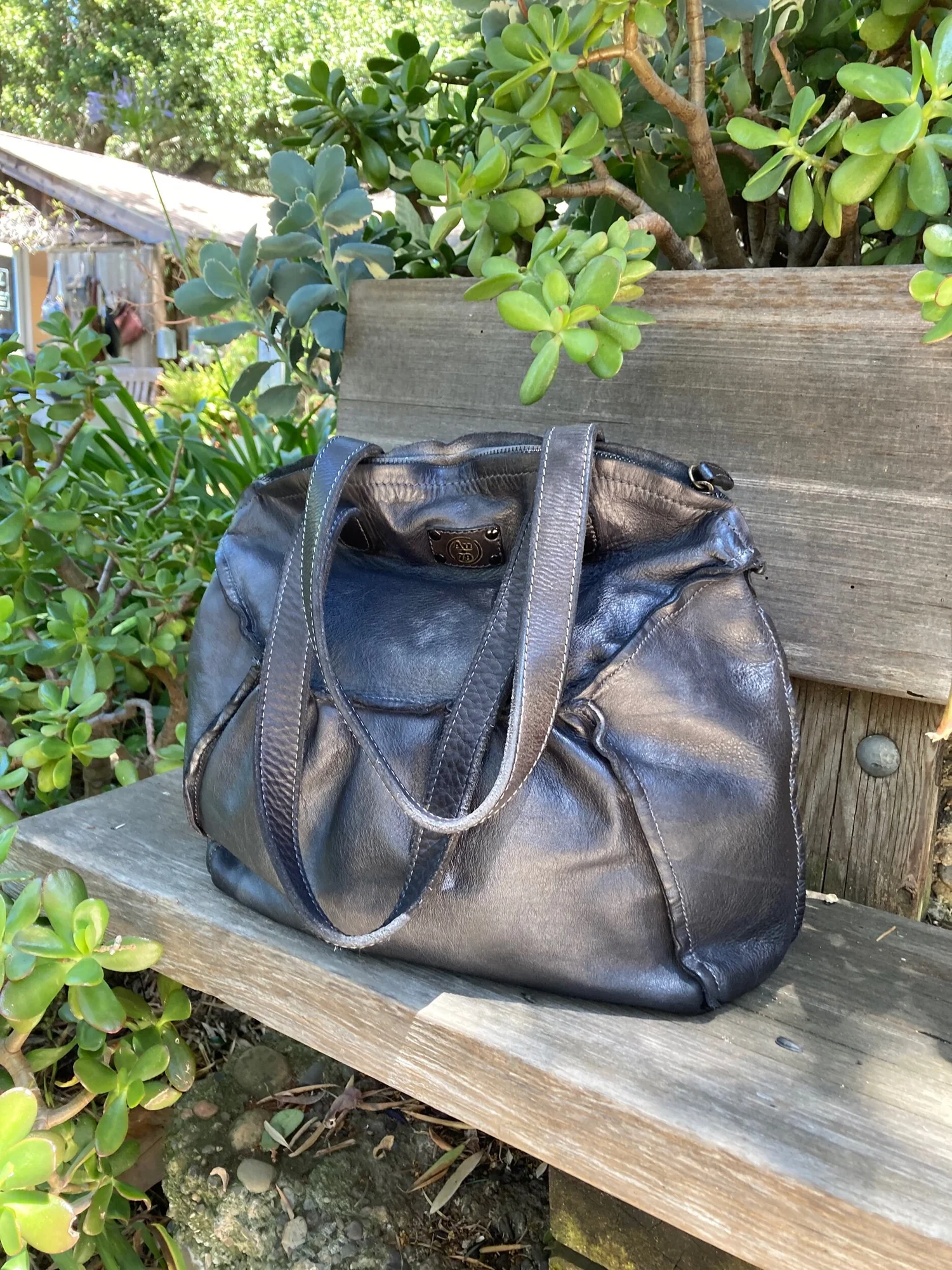 Gabriela Alchimia AU79 Dome Leather Shopper Metallic Black — Live
