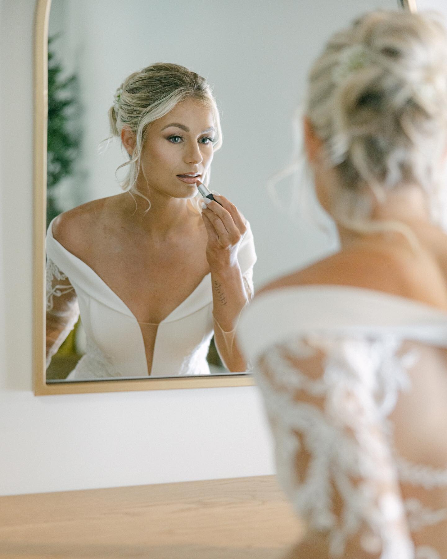 Stunning moments in the bridal preparation suite💓

design + planning: @inthedetailswed
venue: @thevistonian
photo: @jarrodjphoto
video: @rorafilmco
florist: @destinedtobeflorals
candles: @socalcandlerentals
rentals: @catalogatelier + @adorefolklore
