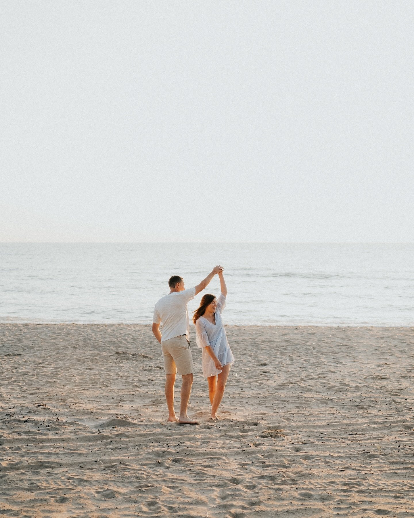 🌊🫶🏻

#engagementphotos #engaged #beachengagement #weddingphotographer #ontarioweddingphotographer
