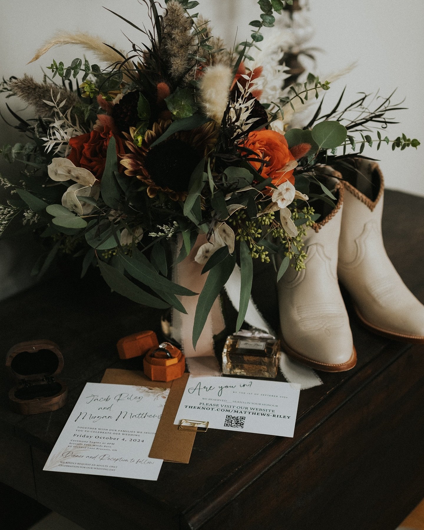 Bridal details but make it western🤠

#westernweddinginspo #ontarioweddingphotographer #barnwedding #weddingphotographer #huroncountyontario #kitchenerphotographer #weddinginspo