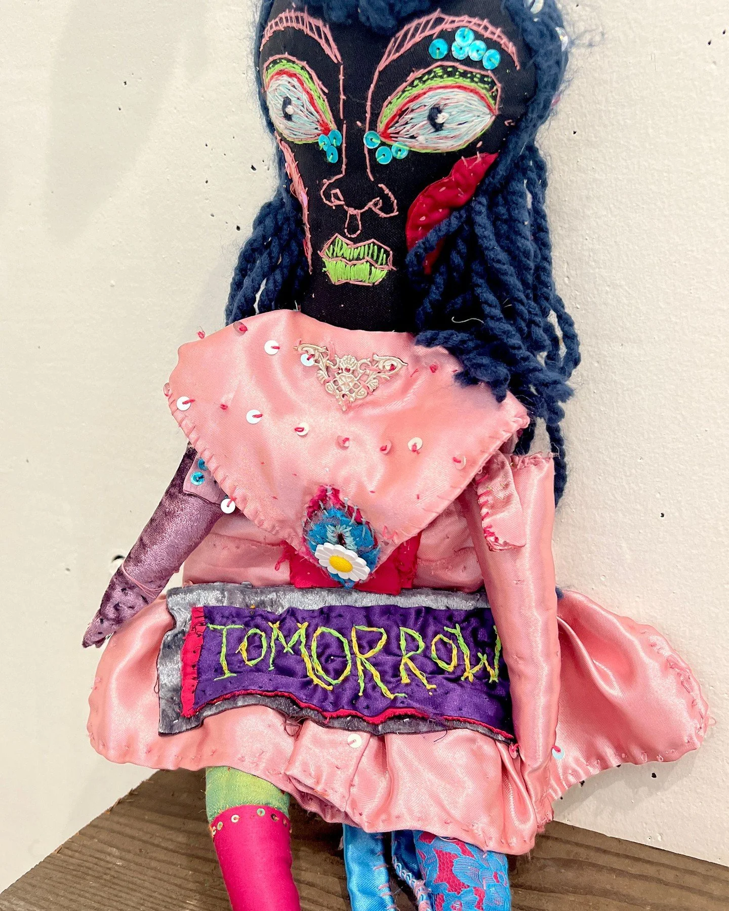 👁️ Check out Storybook, the current exhibition by our newest GMS artist Benito El Salvador. On view until Nov. 1!
These incredible dolls are intricately detailed, completely one-of-a-kind, and double as bags!  Also included in Storybook are stunnin