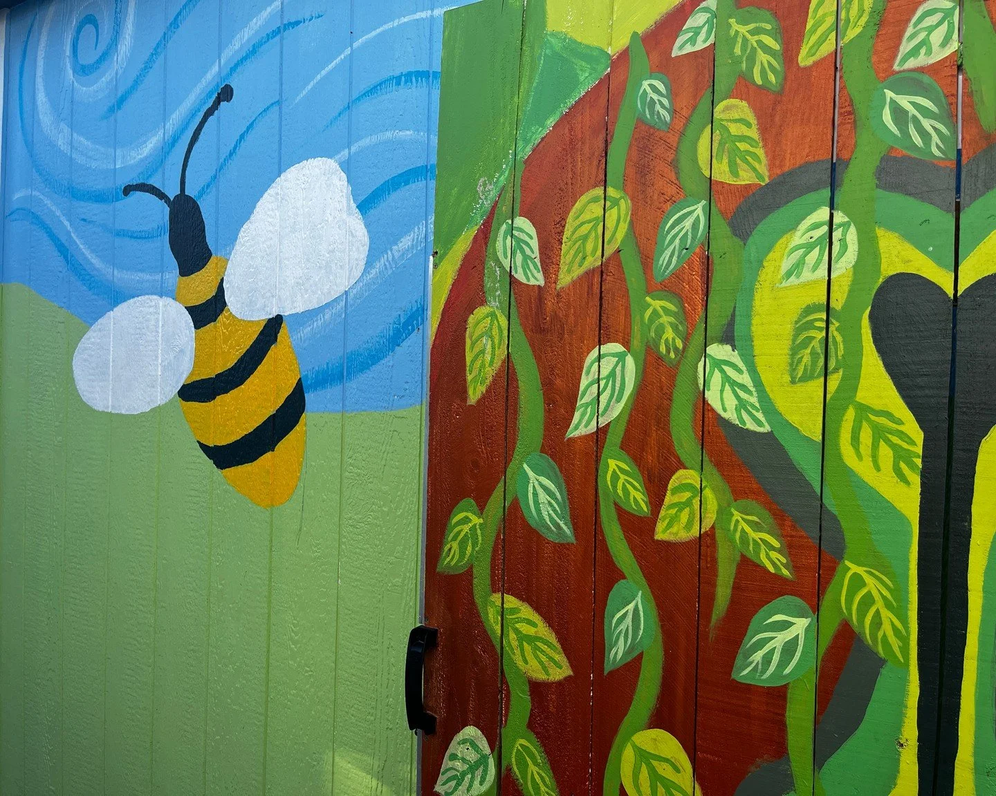 🐝 Behind the scenes of our latest mural paintings at @weshinepdx Avalon village! Featuring Program Coordinator/Workshop Instructor Monica, Board Member Renate, and GMS Artist Faera. Stay tuned for more updates as we continue! 🐦‍⬛
.
.
.
.
.
.
#G