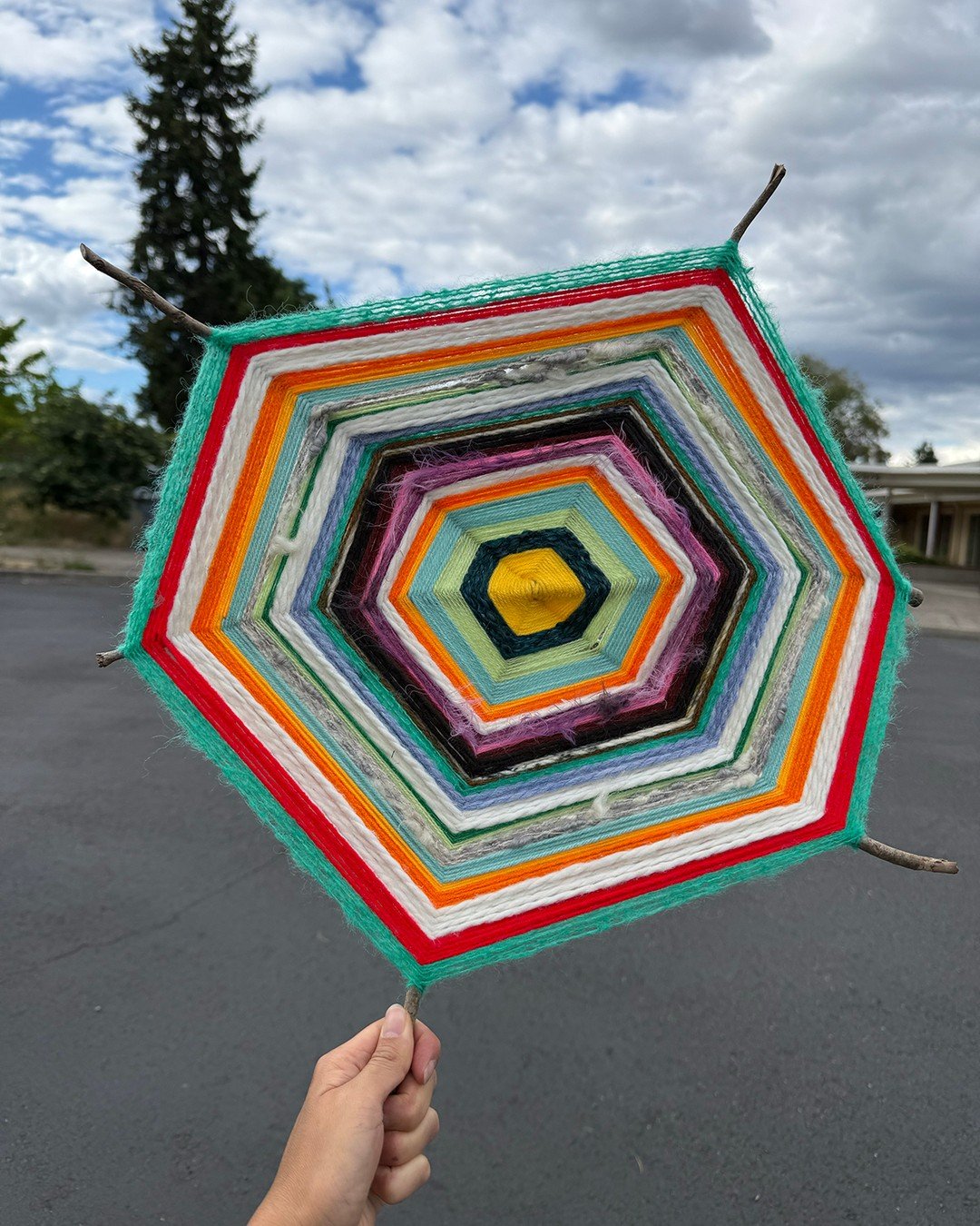 👁️ Programs and Gallery Manager @choybot led an amazing God's Eye workshop at the @weshinepdx ParkRose village. We collaborate with WeShine to teach arts workshops in their transitional shelter villages around the city. 

🧵 This traditional craft, 