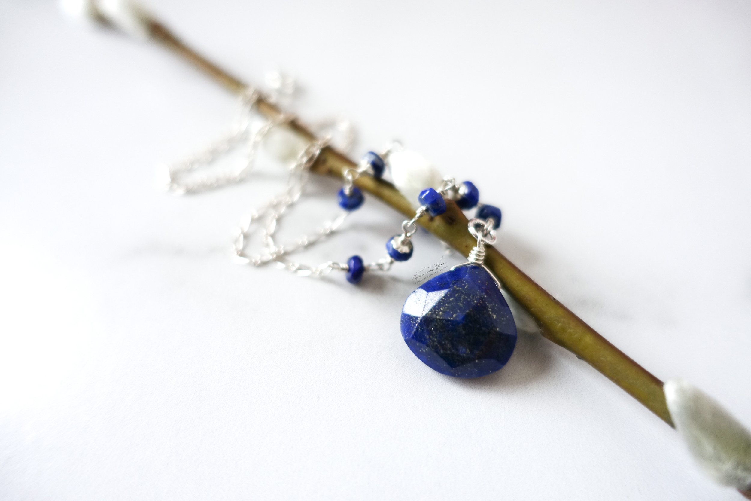 Collier lapis lazuli en argent 925, pendentif pierre naturelle bleue opaque, chaîne perlée à la main
