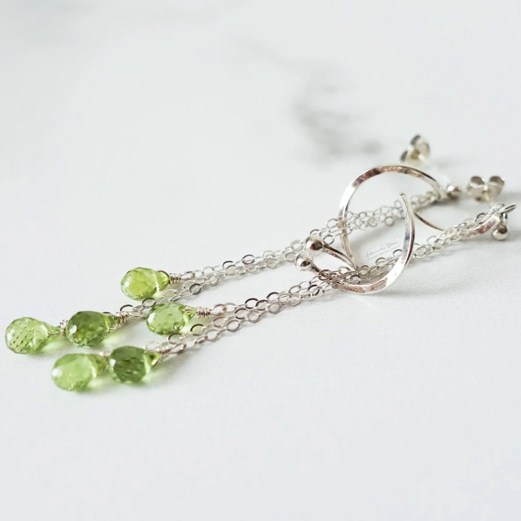 Longues boucles d'oreilles, pendantes péridot vert, spirales en argent fin 925, bijoux délicats