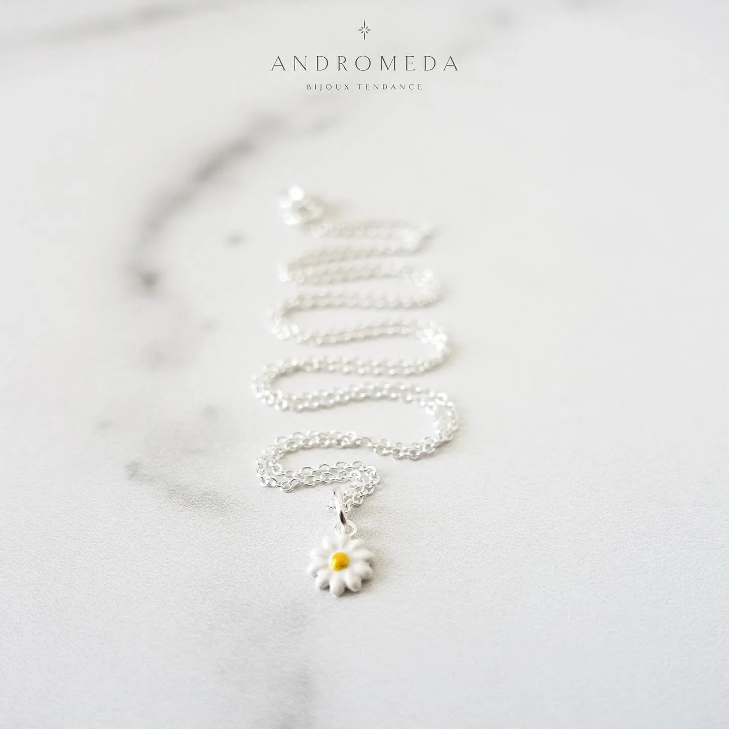 Les marguerites sont tr&egrave;s &agrave; la tendance cet &eacute;t&eacute;. Est-ce que tu aimes ce motif? 🌼 
&bull;
&bull;
#bijouxtendance #bijouxfemme #bijouxdujour #bijouxfantaisie #etsyjewelry #jewelrygram #instabijoux #bijouterie #shopsmall  #a